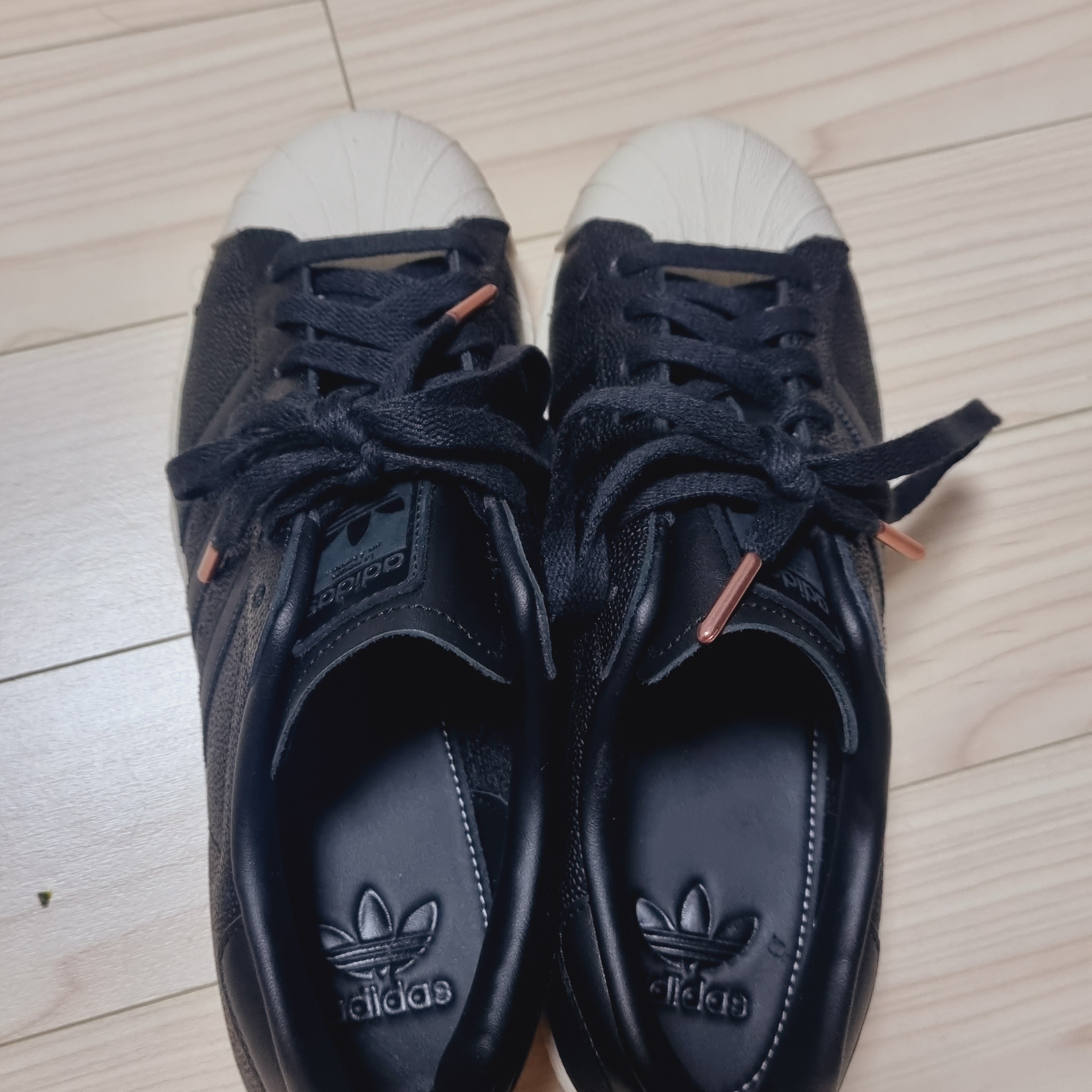 Adidas Superstar 82 Black Chalk White 착용 스타일 - 2