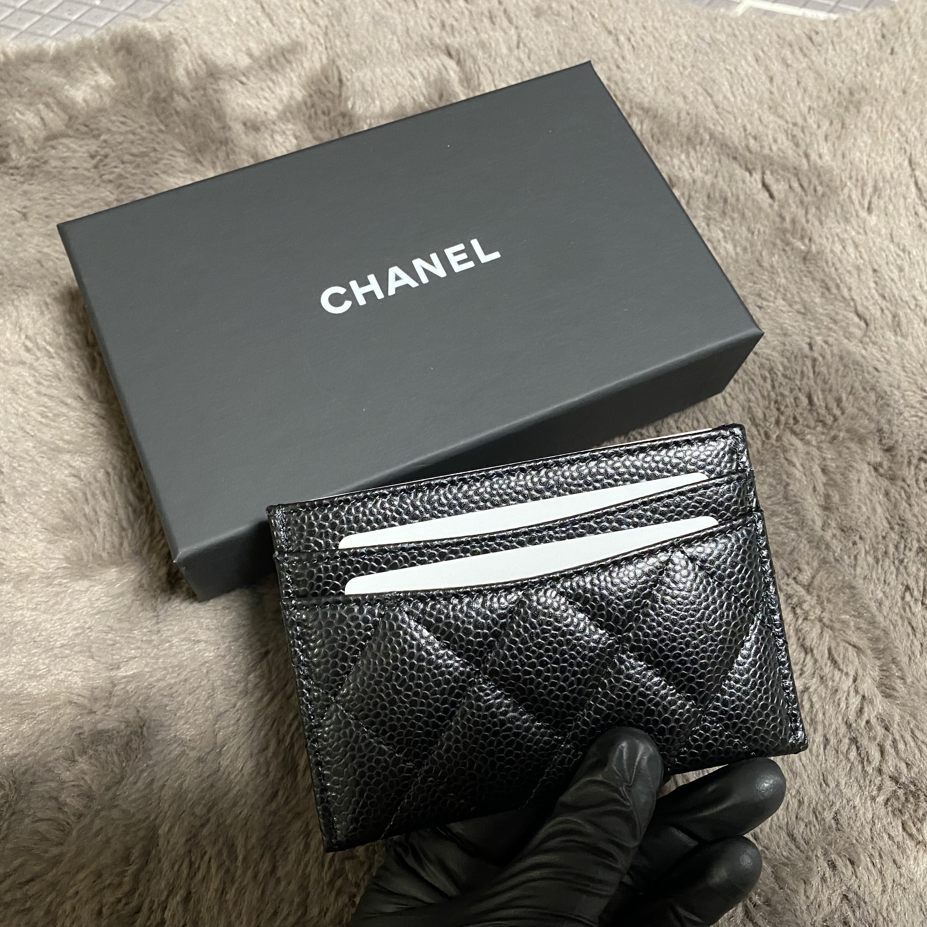 Chanel Classic Card Holder Grained Calfskin & Silver Black 착용 스타일 - 3