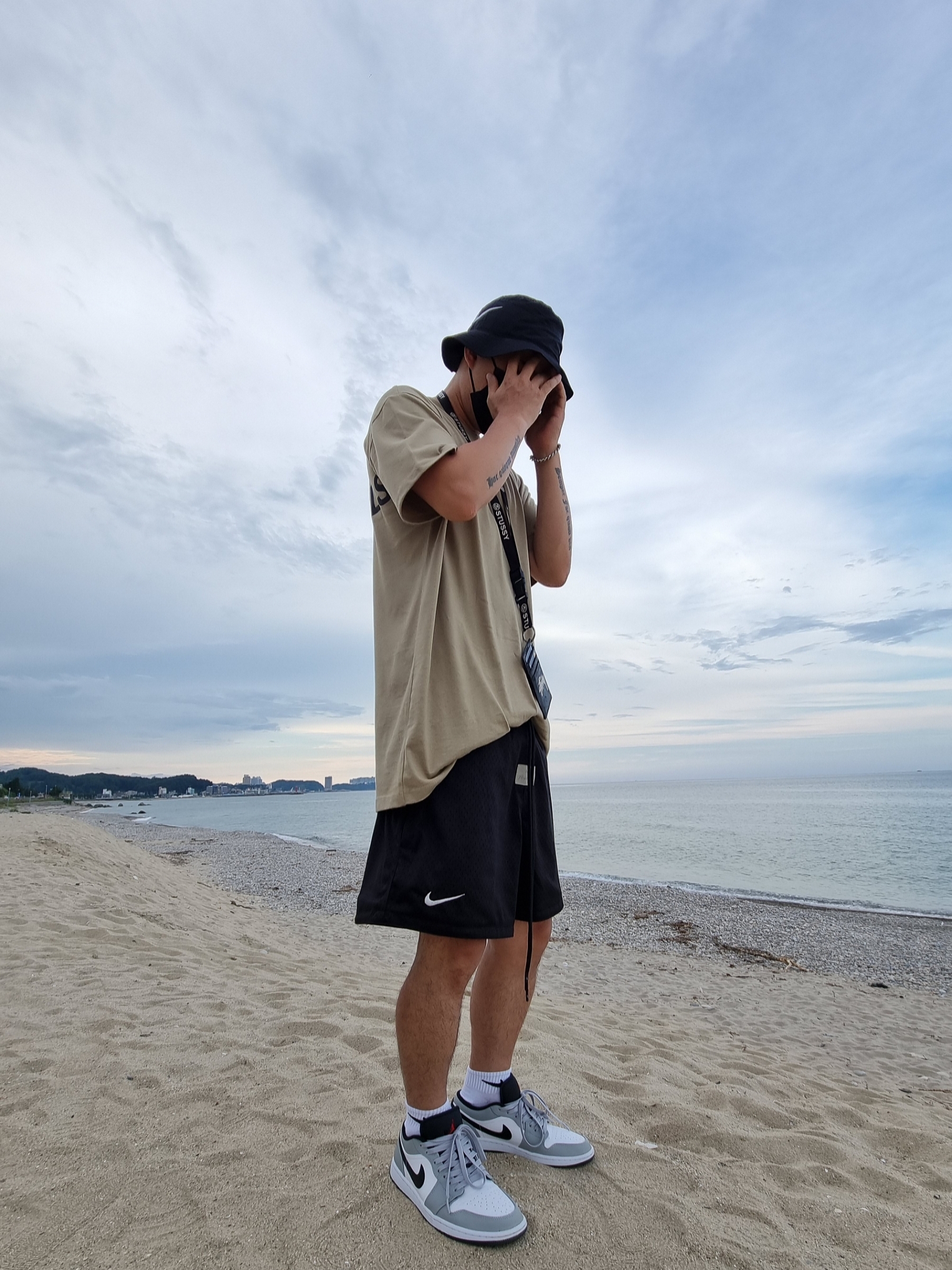 Jordan 1 Low Light Smoke Grey, Nike x Fear of God Basketball Shorts Off Noir 착용 스타일
