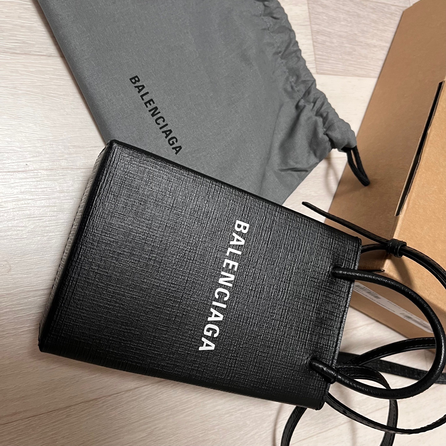 Balenciaga Mini Shopping Bag Phone Holder Black 착용 스타일