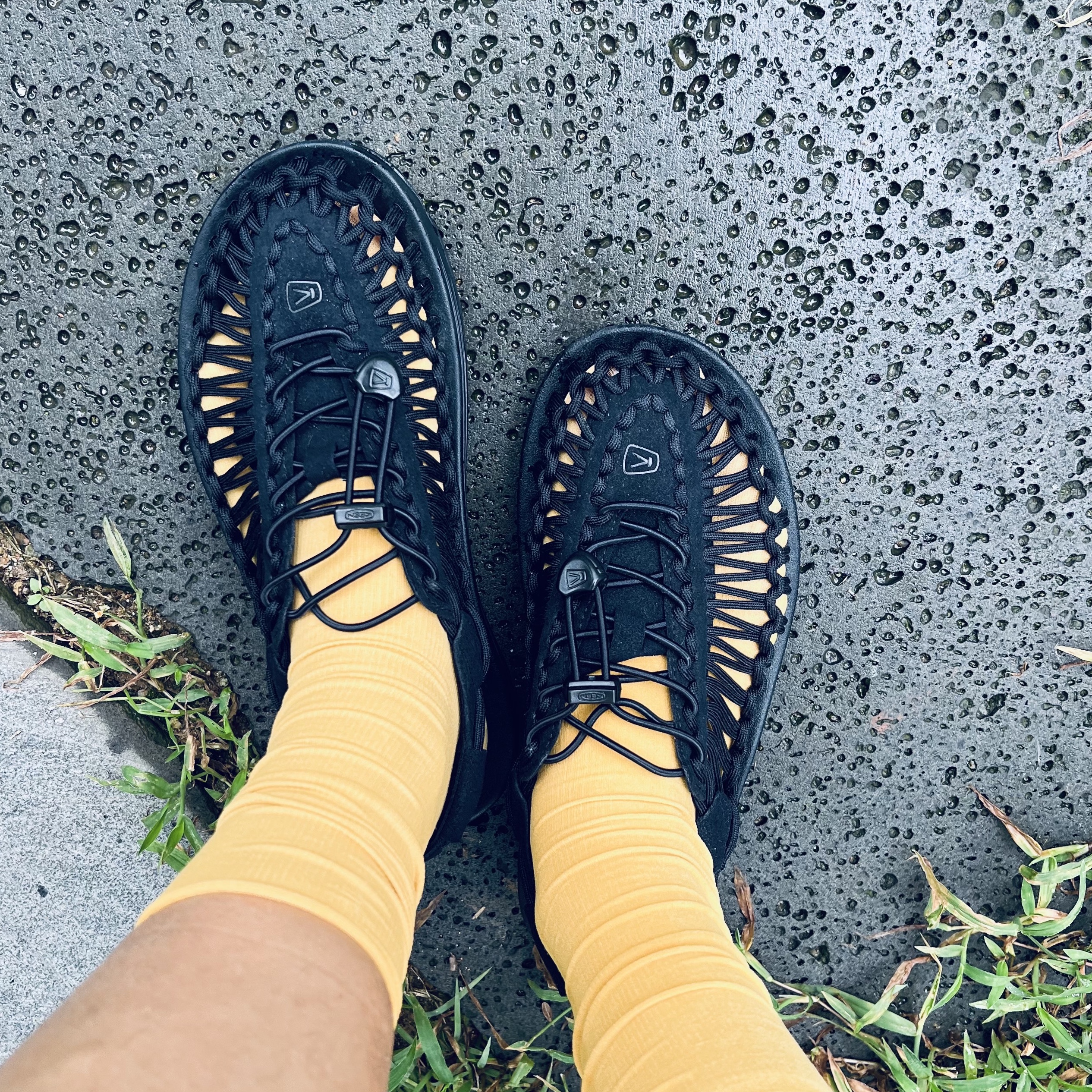 Keen Uneek Sandals Black 착용 스타일