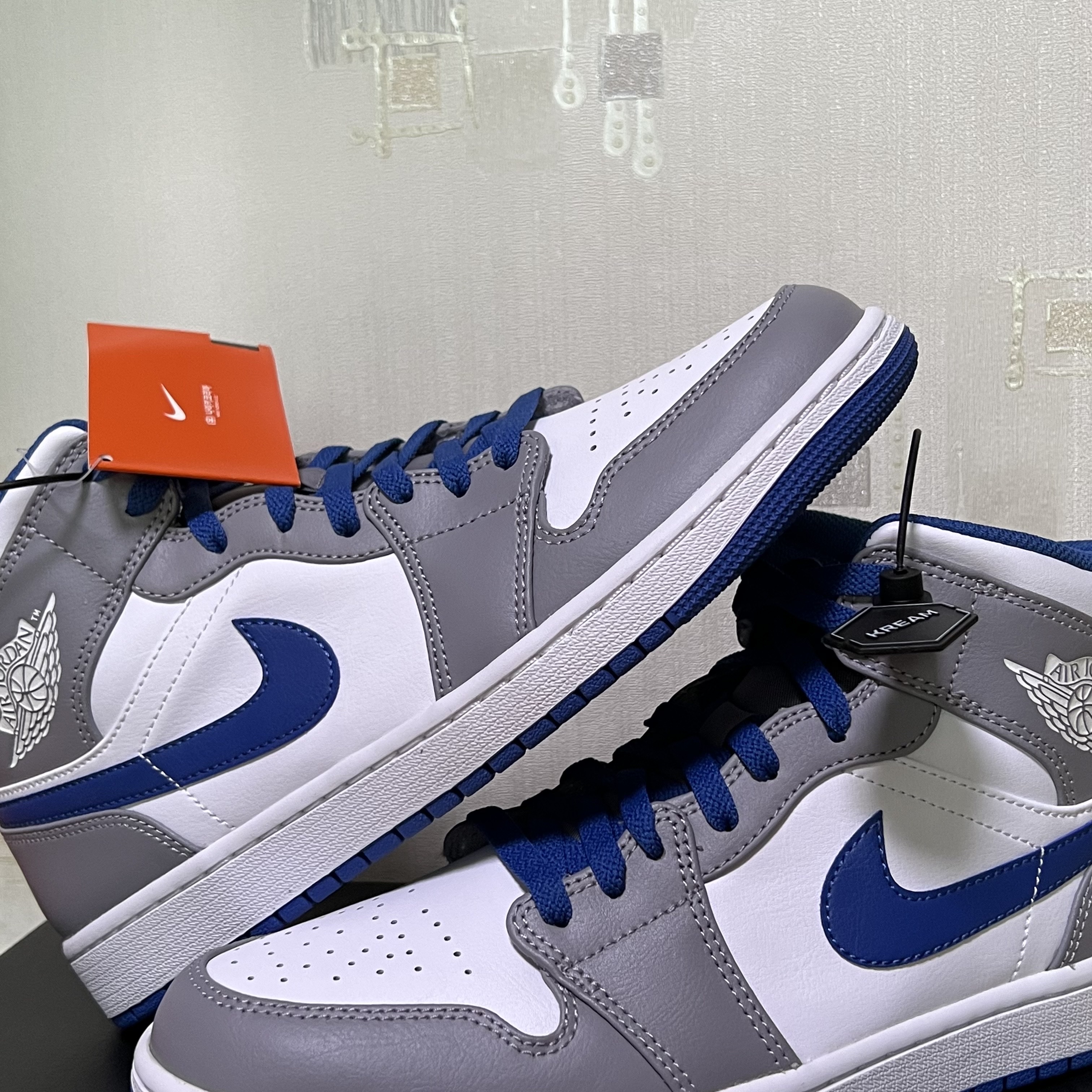 Jordan 1 Mid Cement Grey True Blue 착용 스타일