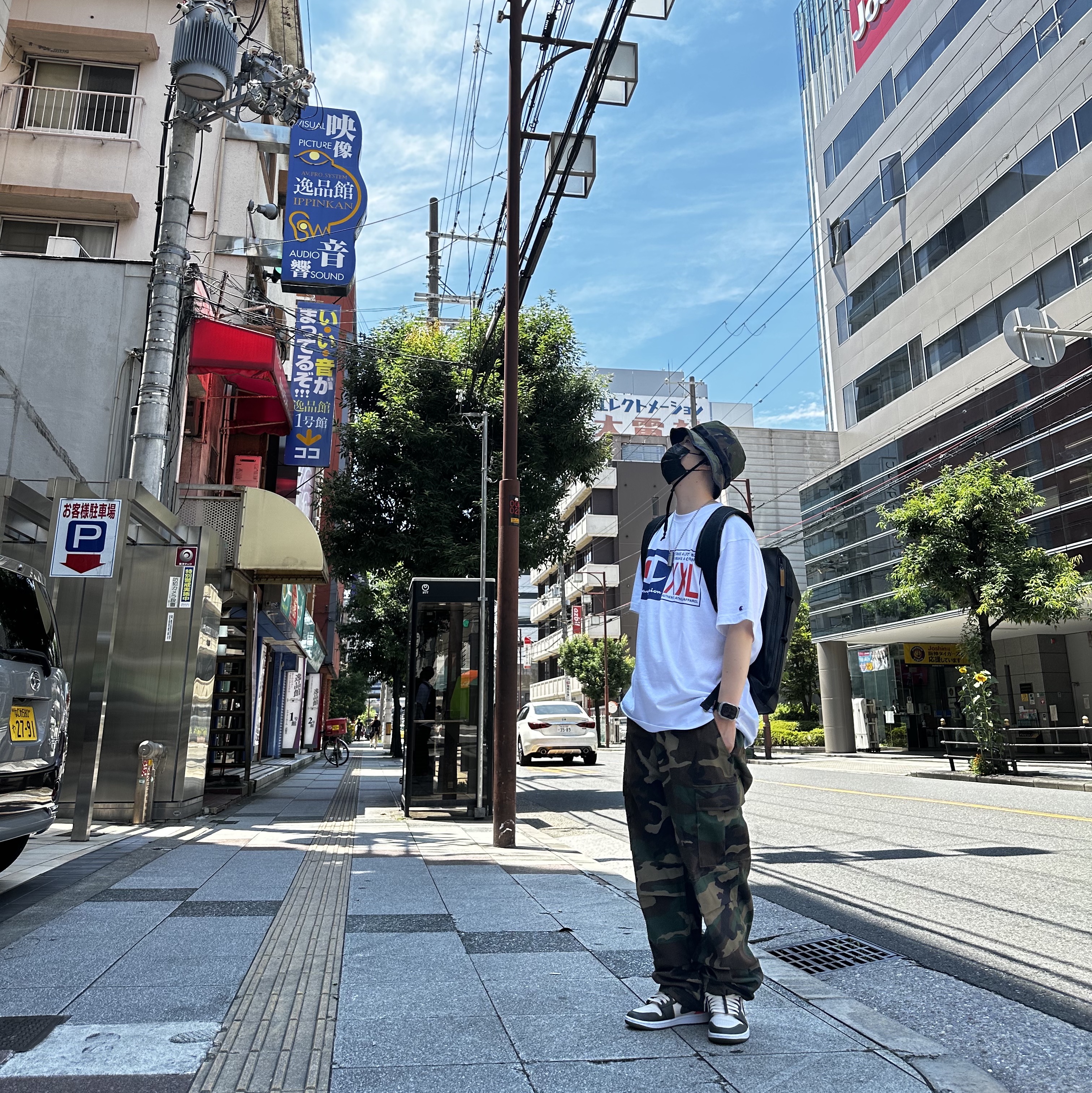 (W) Jordan 1 Mid SE Newsprint, Nike Boonie Bucket Hat Camo 착용 스타일 - 1