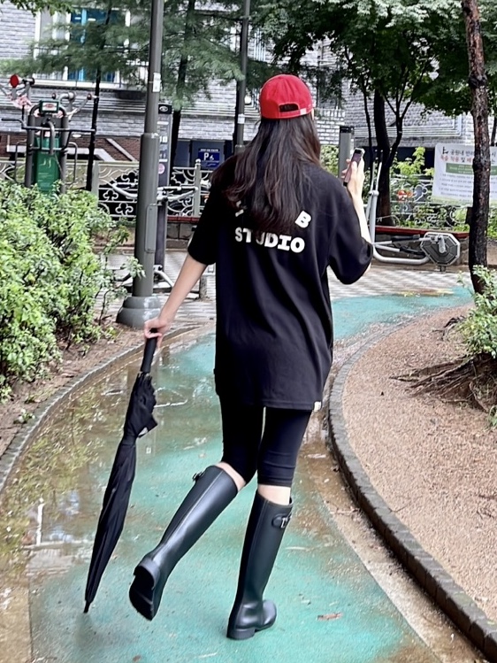(W) Hunter Original Tour Foldable Tall Wellington Boots Black, IAB Studio 10th Anniversary T-Shirts Pack White & Black (2 Pack) 착용 스타일 - 3