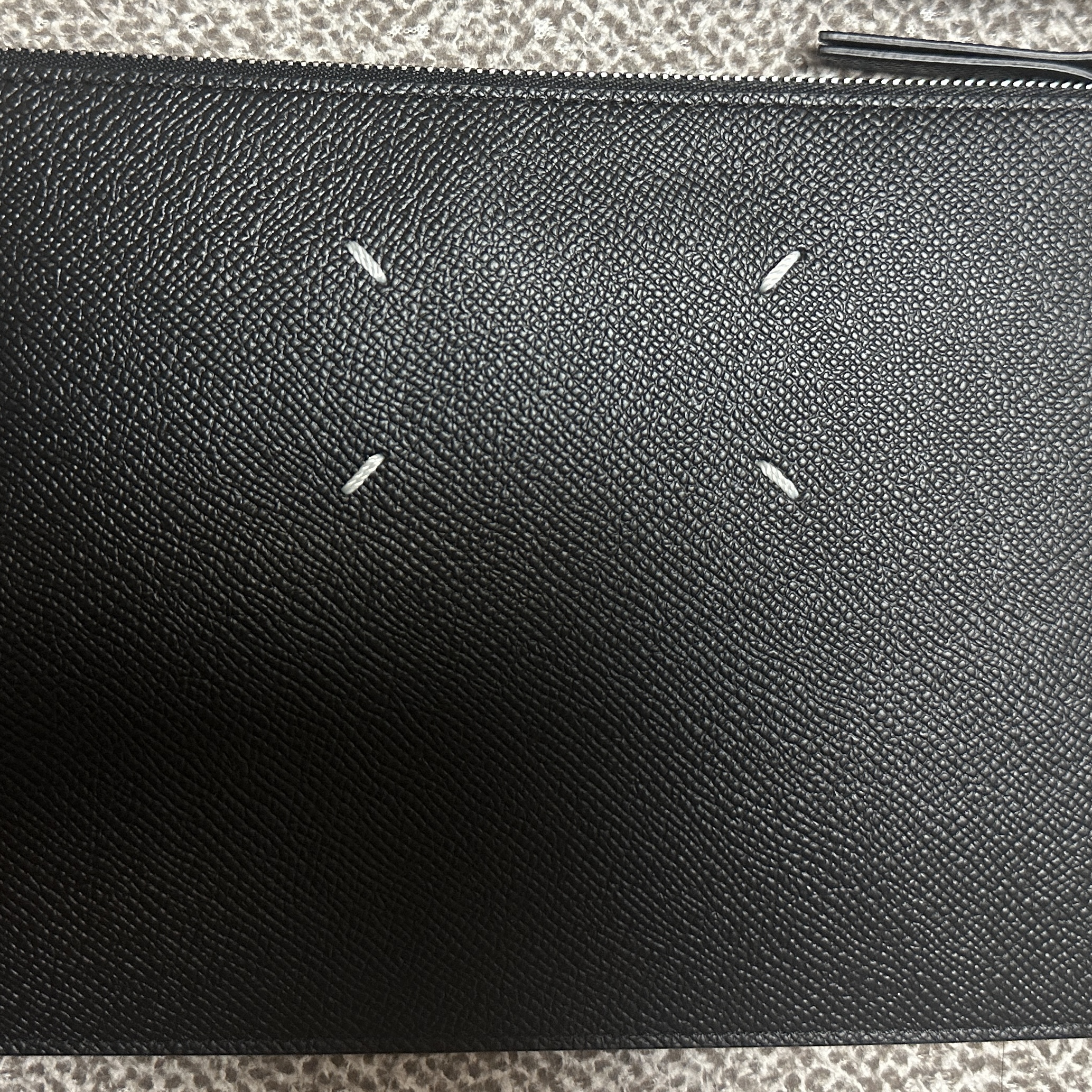 Maison Margiela Bovine Leather Pouch Black 착용 스타일