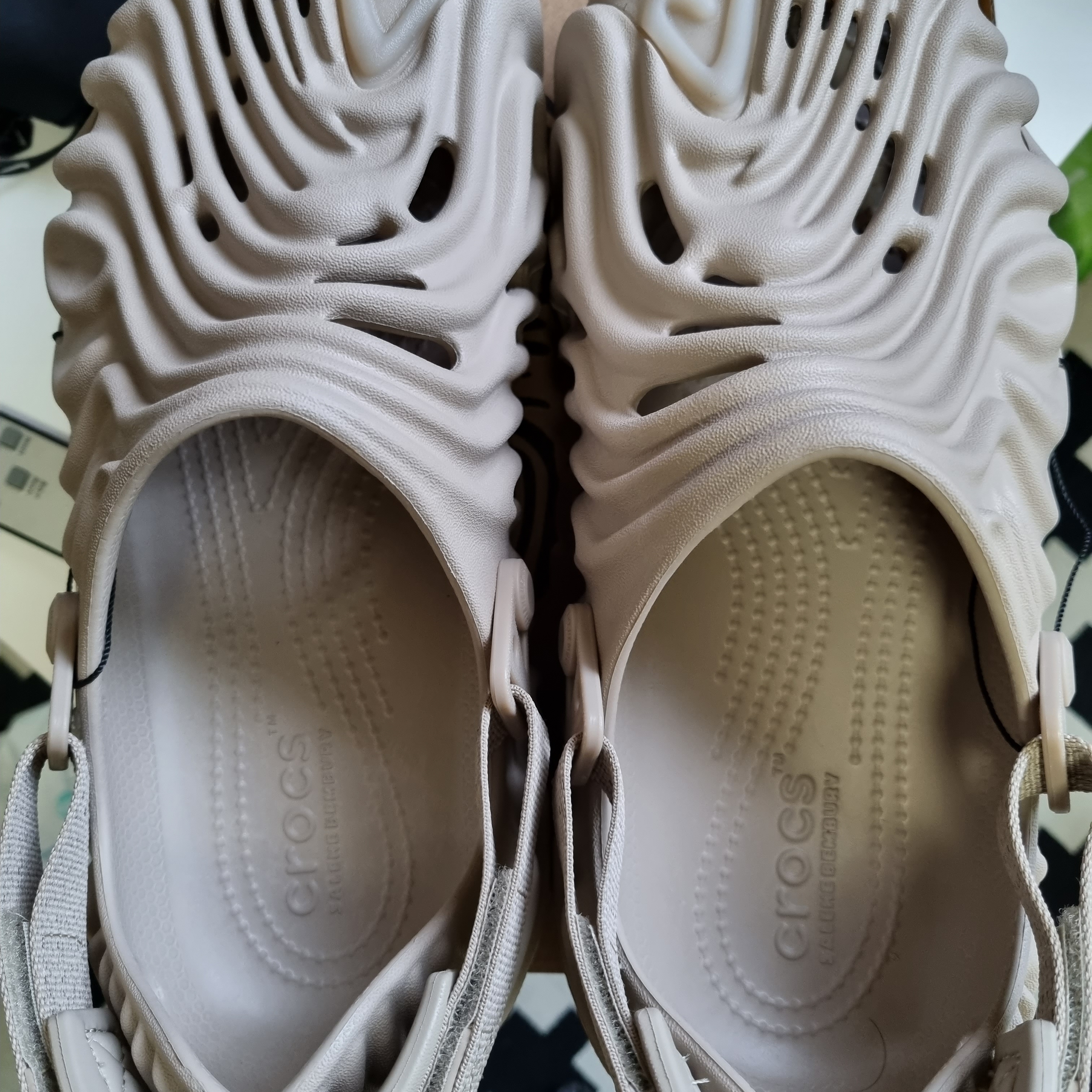Crocs x Salehe Bembury Pollex Clog Horchata 착용 스타일 - 2
