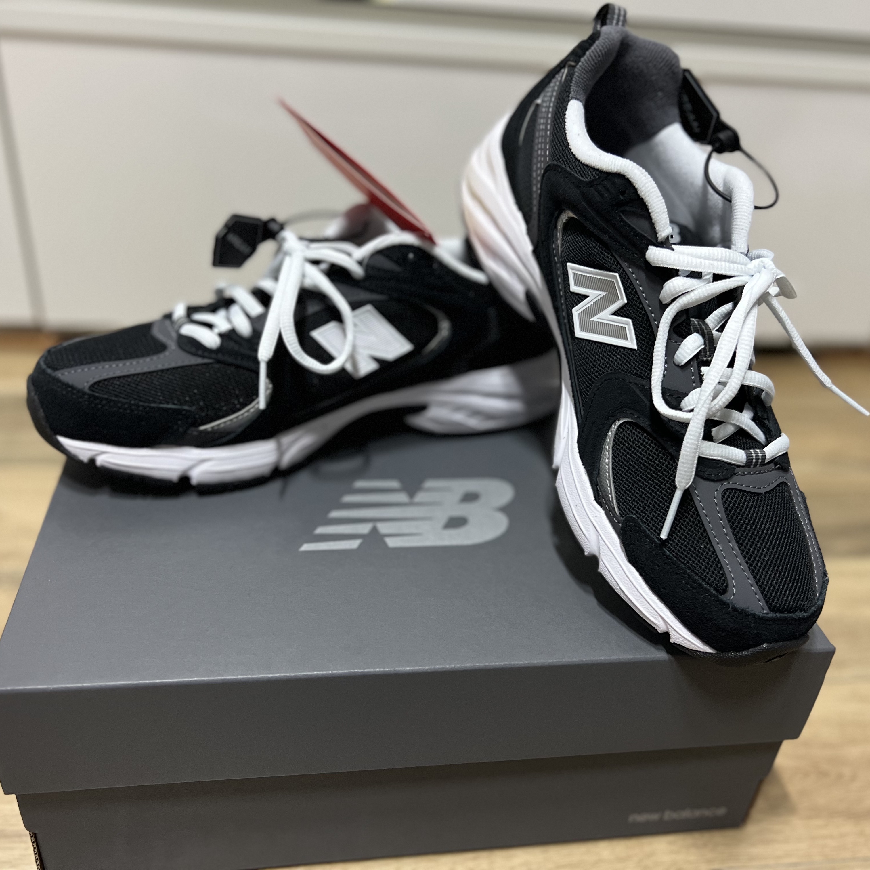New Balance 530 Classic Black 착용 스타일 - 1