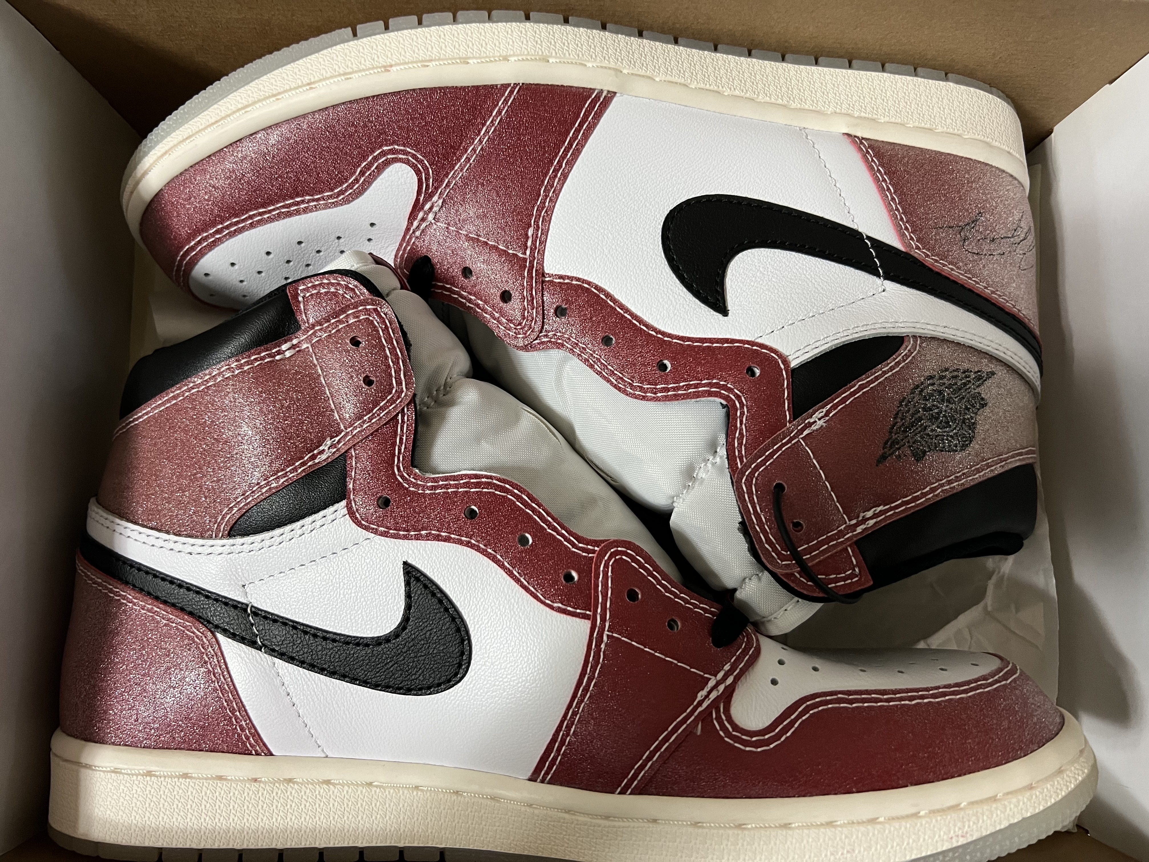 Jordan 1 x Trophy Room Retro High OG SP Chicago (Friends & Family) 착용 스타일 - 1