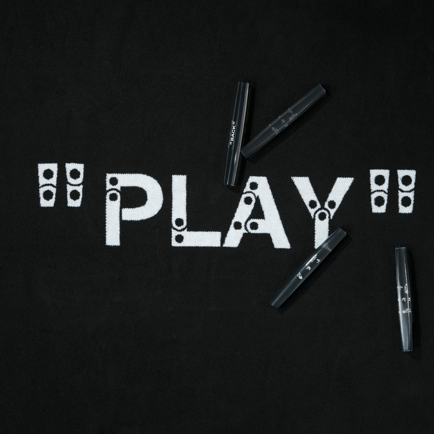 Off-White x Amore Pacific Play Kit 착용 스타일 - 3