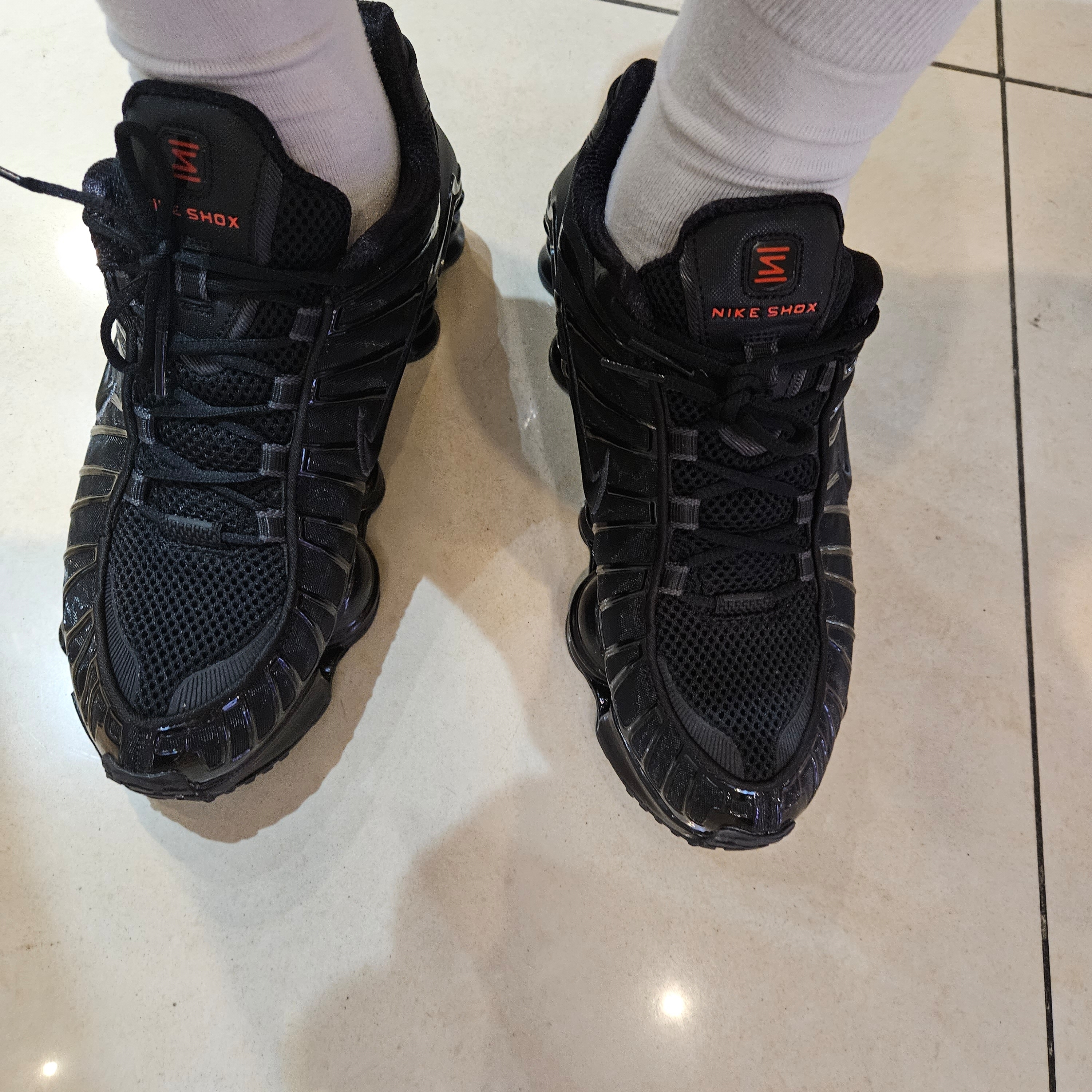 (W) Nike Shox TL Black and Max Orange 착용 스타일 - 2