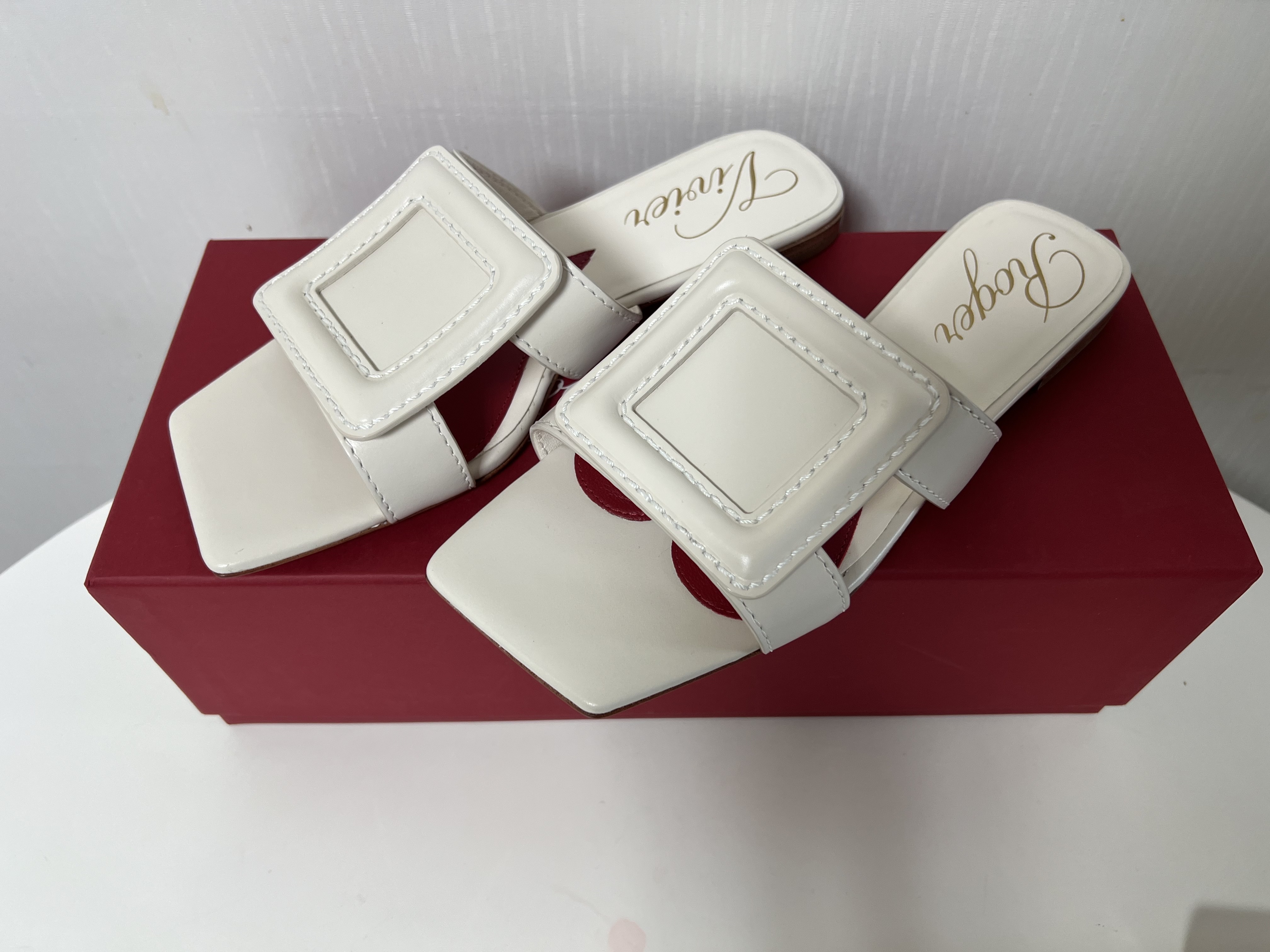 (W) Roger Vivier Stitching Buckle Mules in Leather Off White 착용 스타일