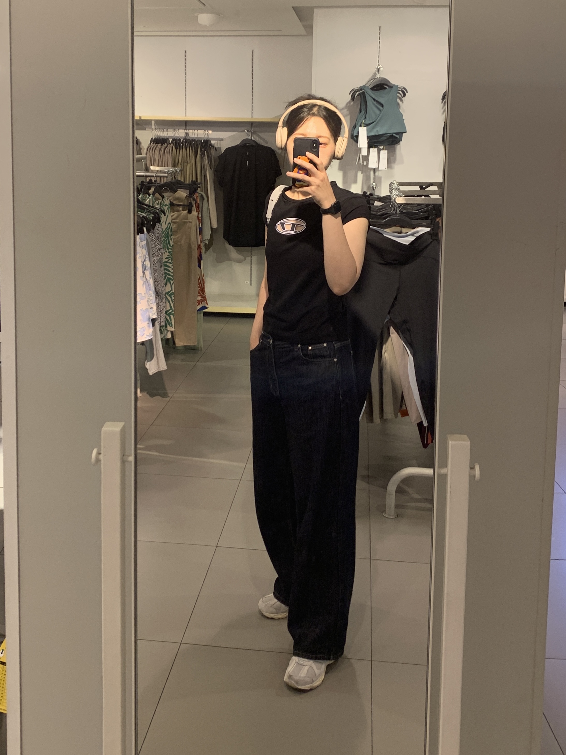 (W) Diesel T-Angie Peekaboo Logo T-Shirt Black, Sony WH-CH520 Beige (Sony Korea Ver.) 착용 스타일