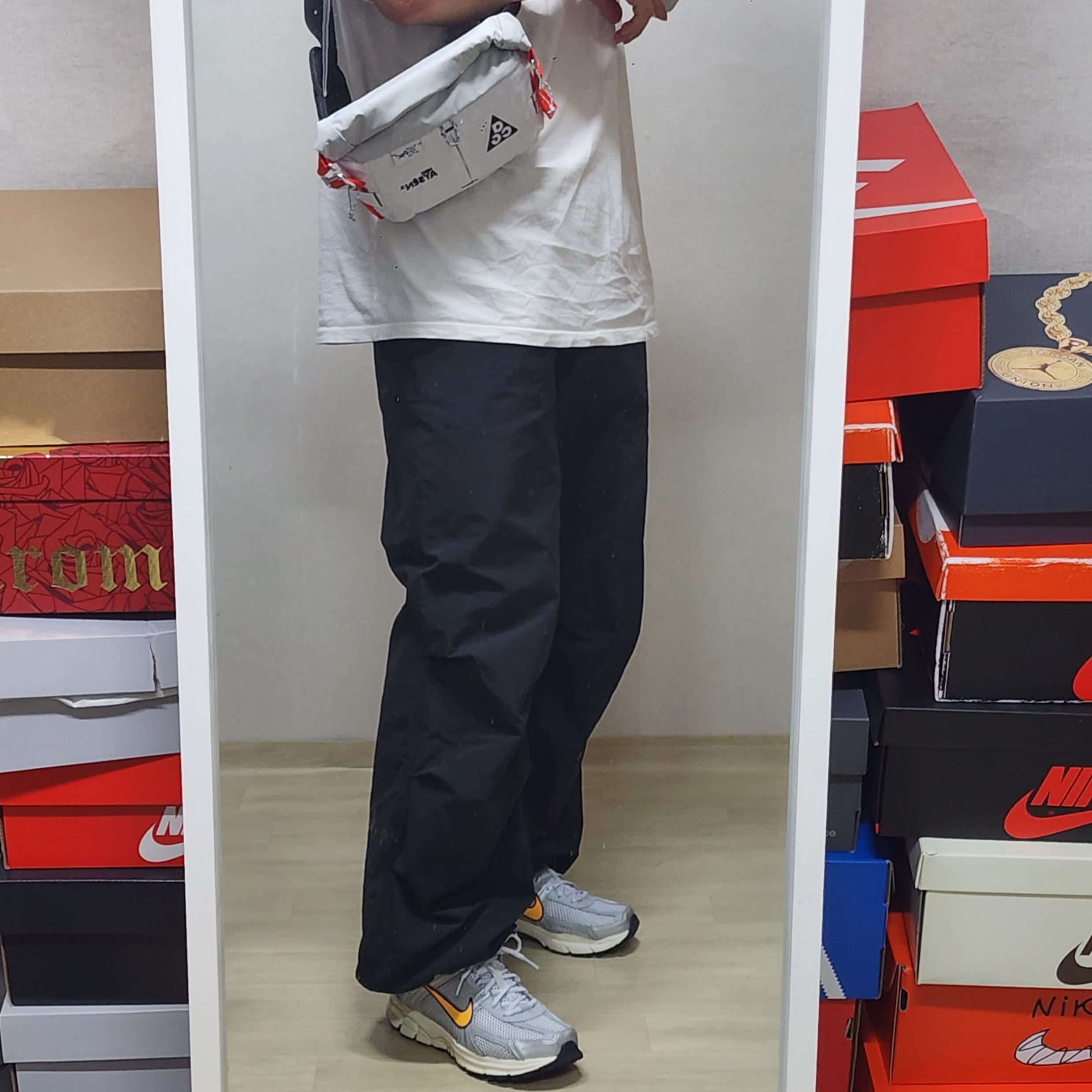 Nike ACG Aisen Penny Pack 3L White Photon Dust, Nike Zoom Vomero 5 Pure Platinum and Laser Orange 착용 스타일