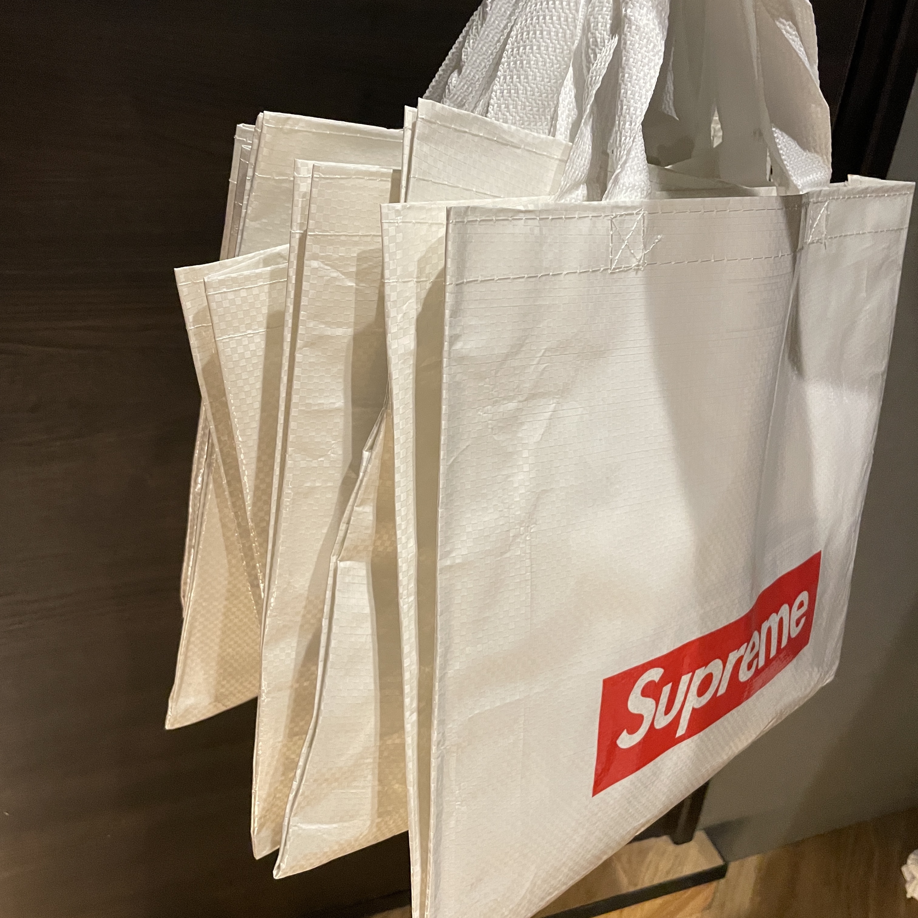 Supreme Play Dead T-Shirt White - 22FW 착용 스타일