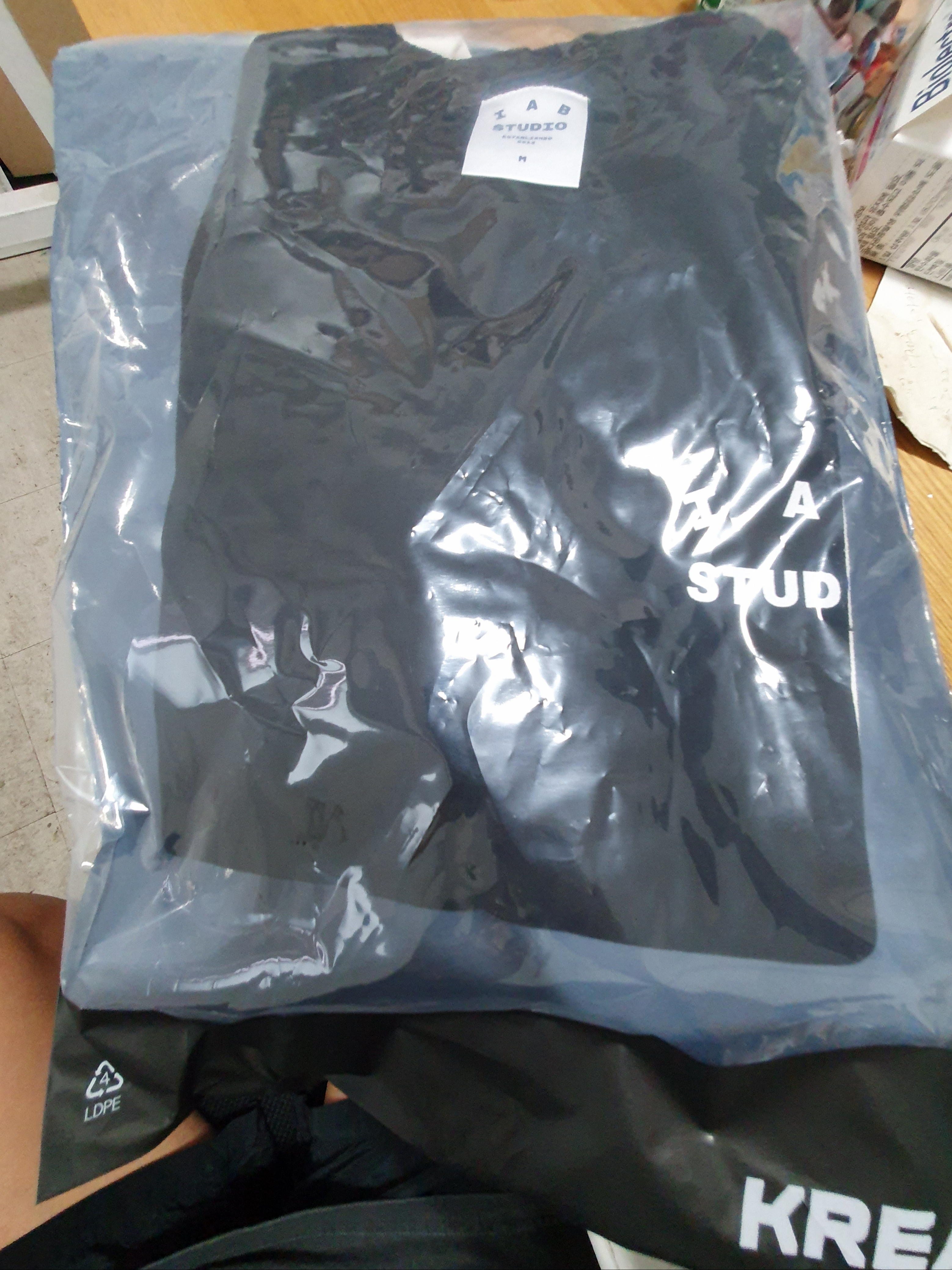 IAB Studio 10th Anniversary T-Shirts Pack White & Black (2 Pack) 착용 스타일
