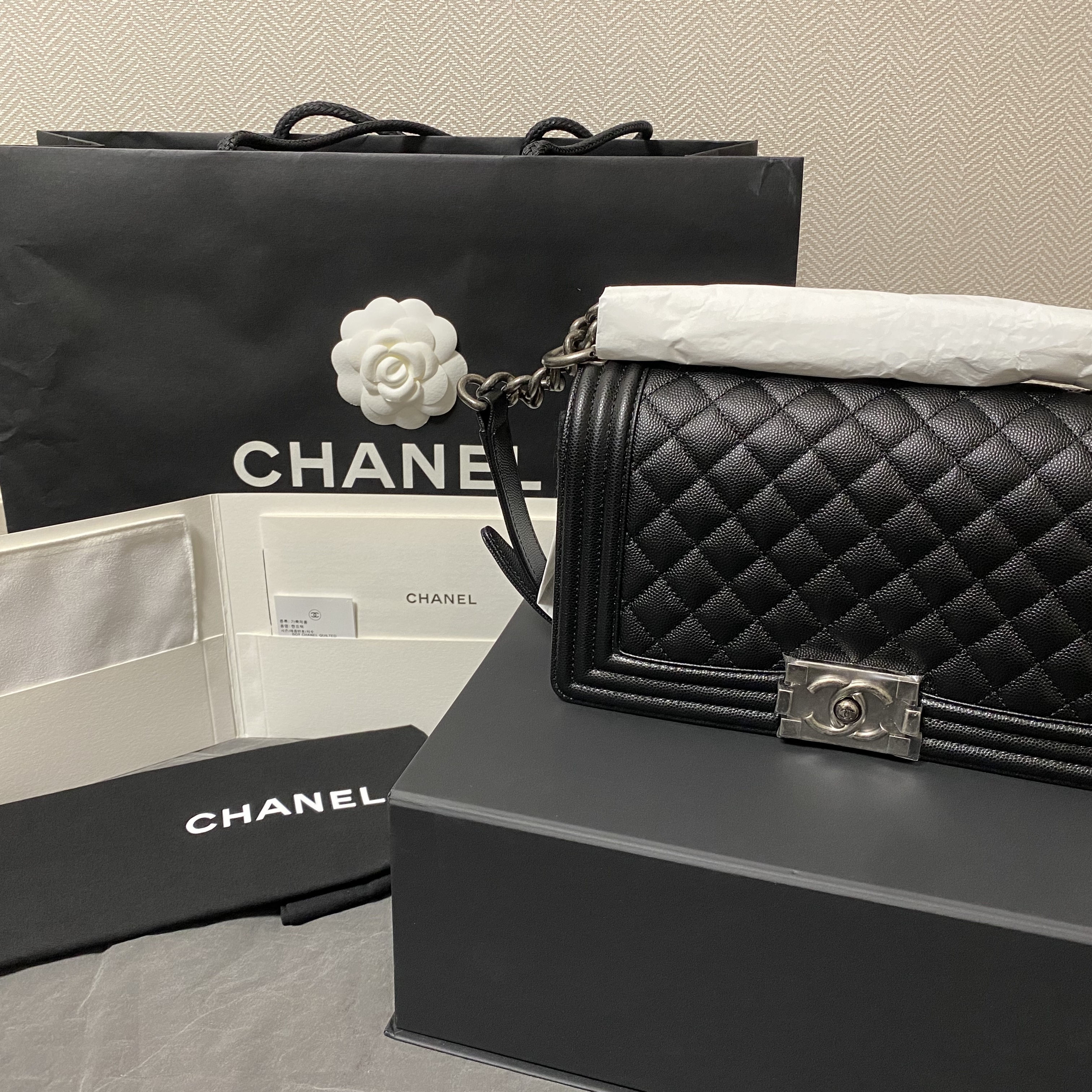Chanel Medium Boy Chanel Handbag Grained Calfskin & Ruthenium Black 착용 스타일 - 1