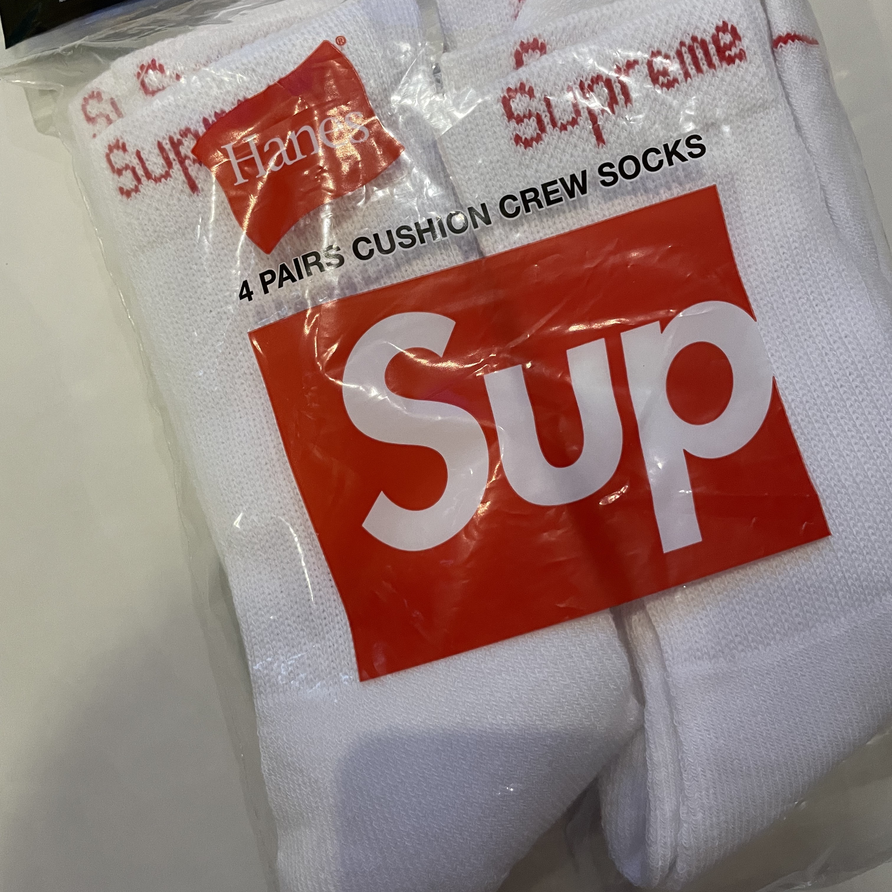 Supreme Hanes Crew Socks White (4 Pack) 착용 스타일