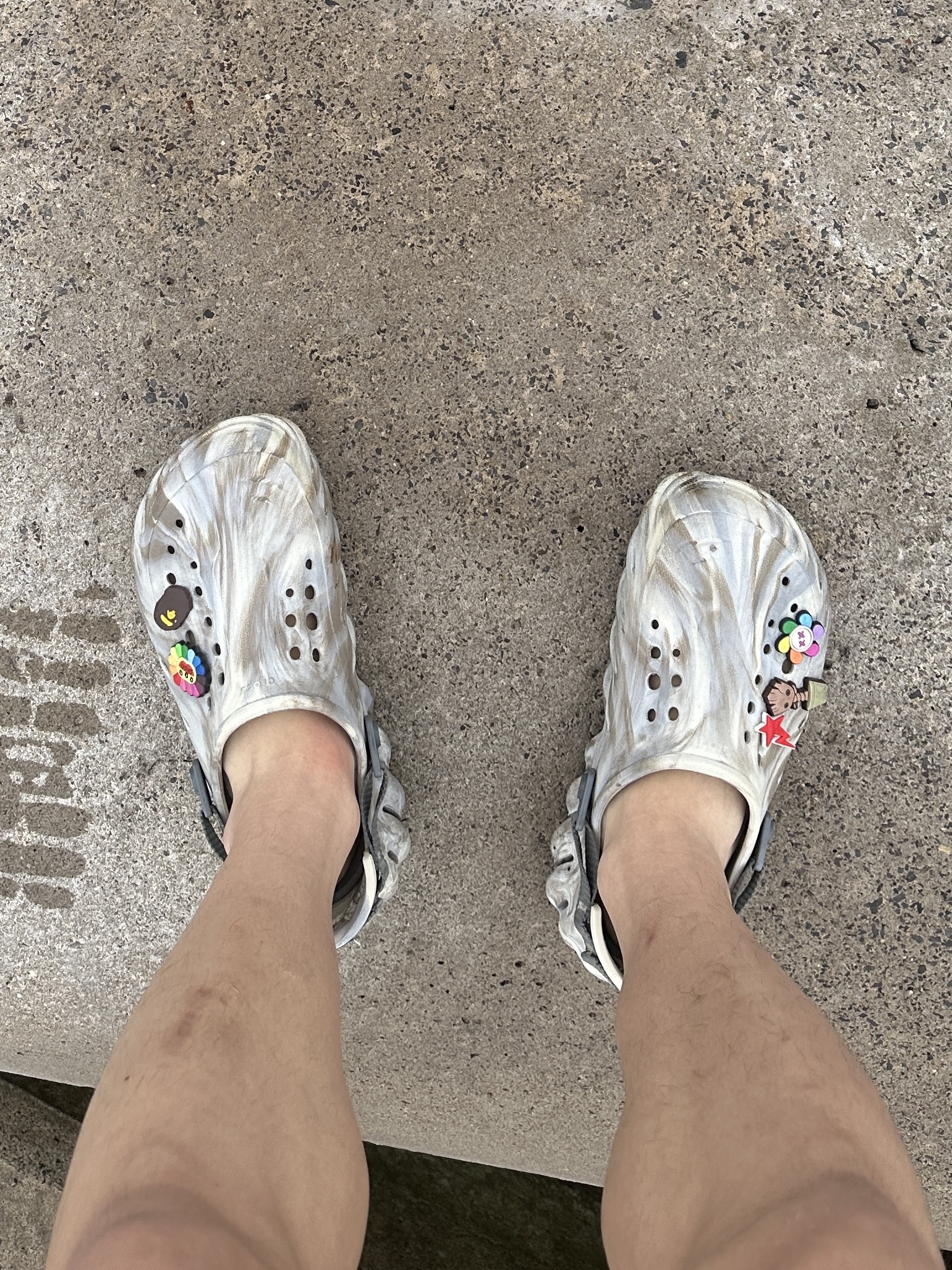 Crocs Echo Marbled Clog Bone Multi 착용 스타일 - 2