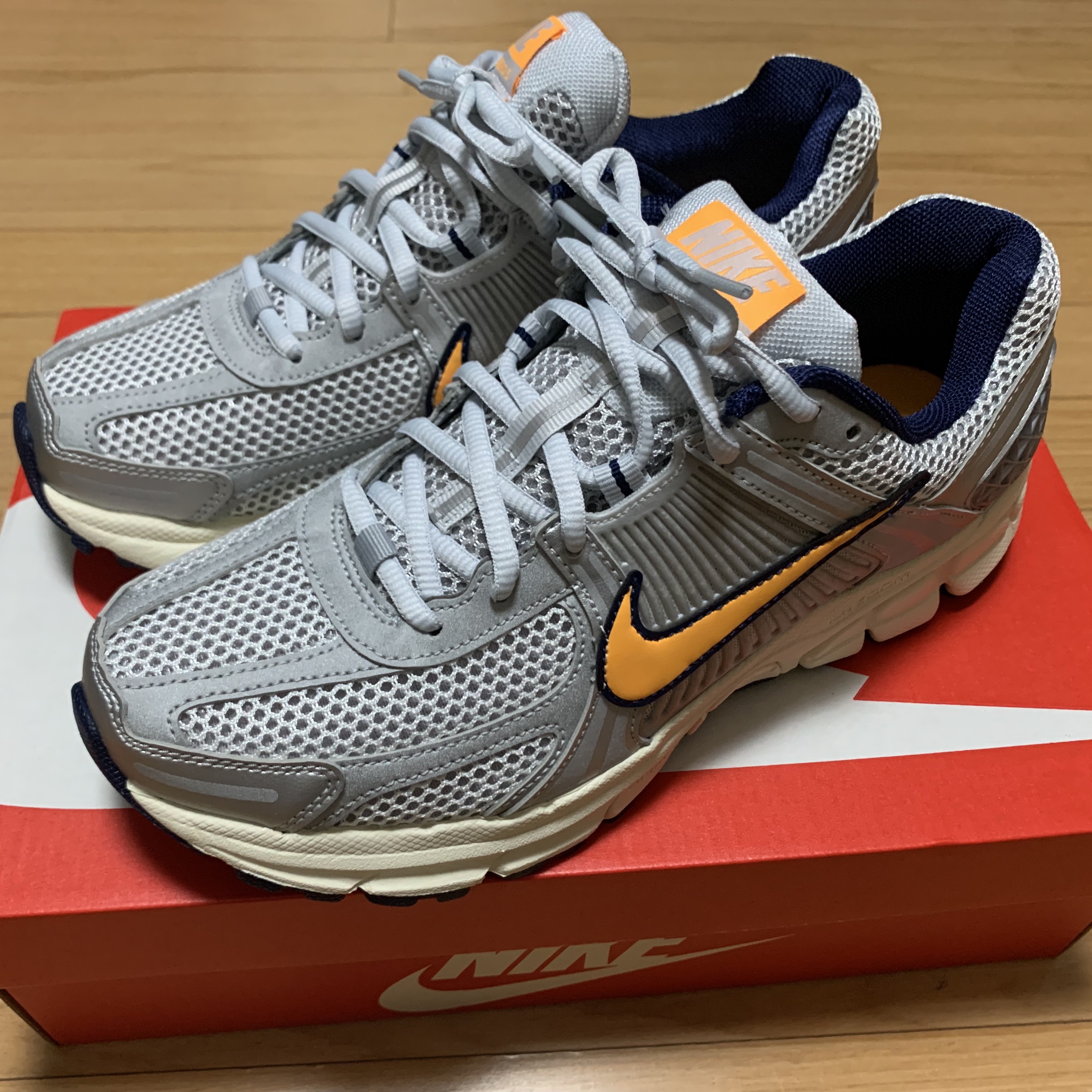 Nike Zoom Vomero 5 Pure Platinum and Laser Orange 착용 스타일