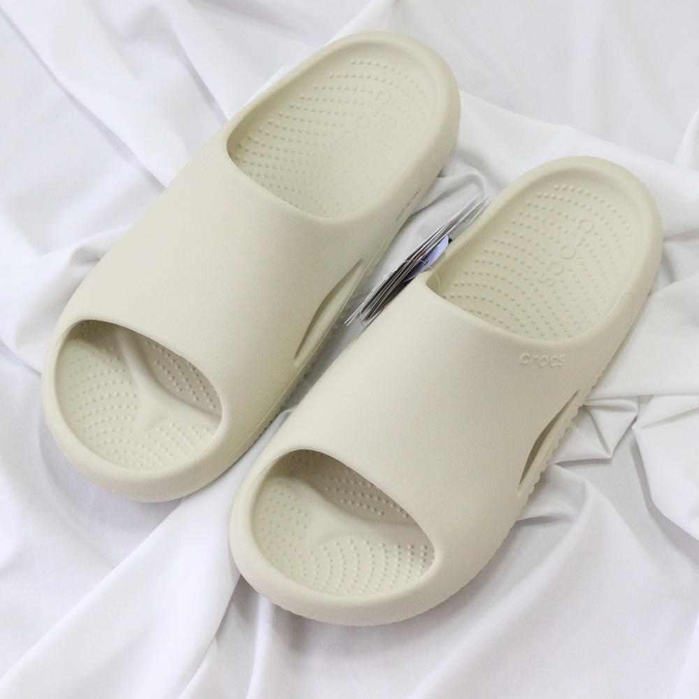 Crocs Mellow Slide Bone 착용 스타일 - 1