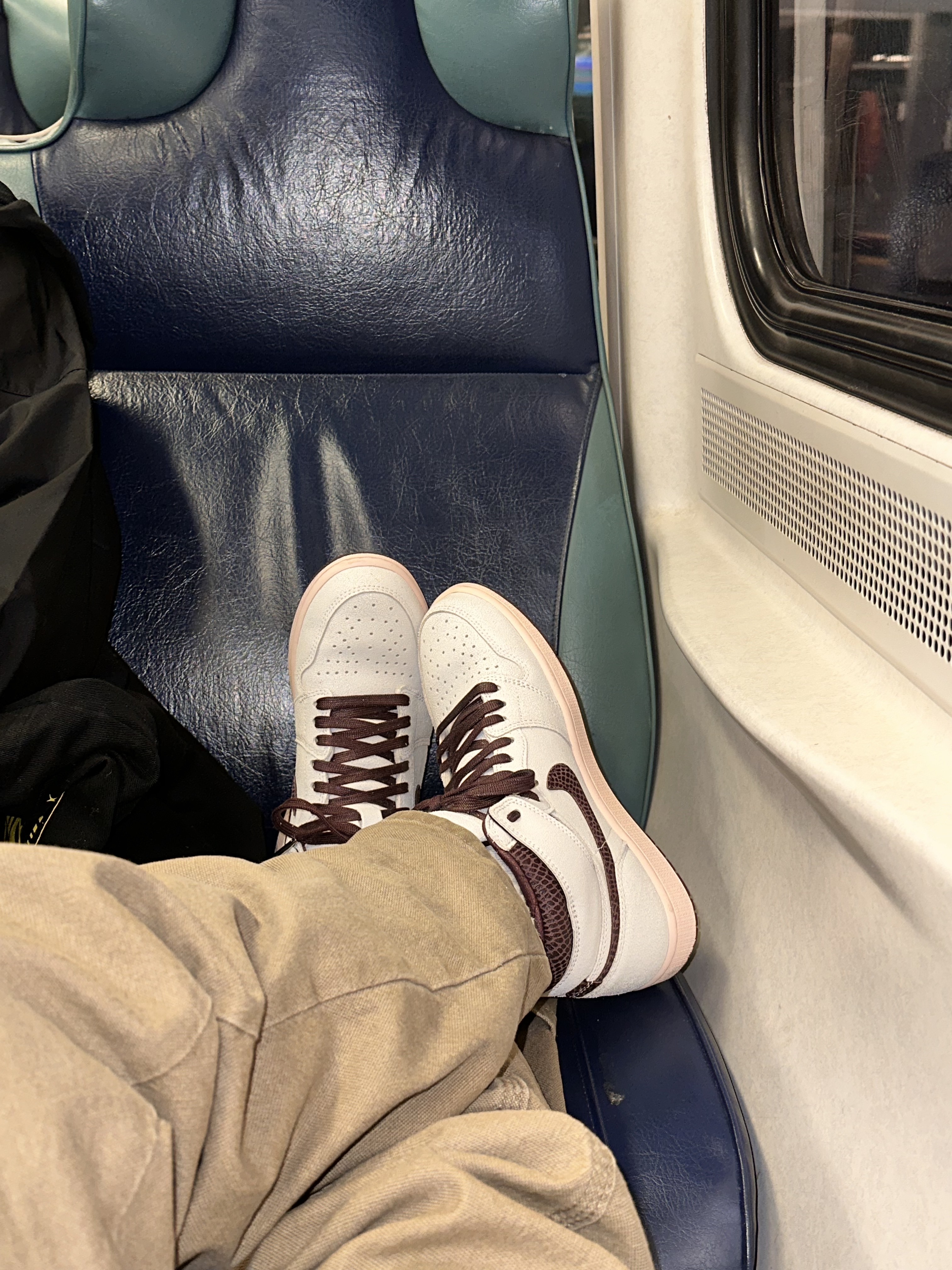 Jordan 1 x A Ma Maniere Retro High OG SP Sail and Burgundy, Stussy Basic Stussy Hoodie Ash Heather 2022 착용 스타일 - 4
