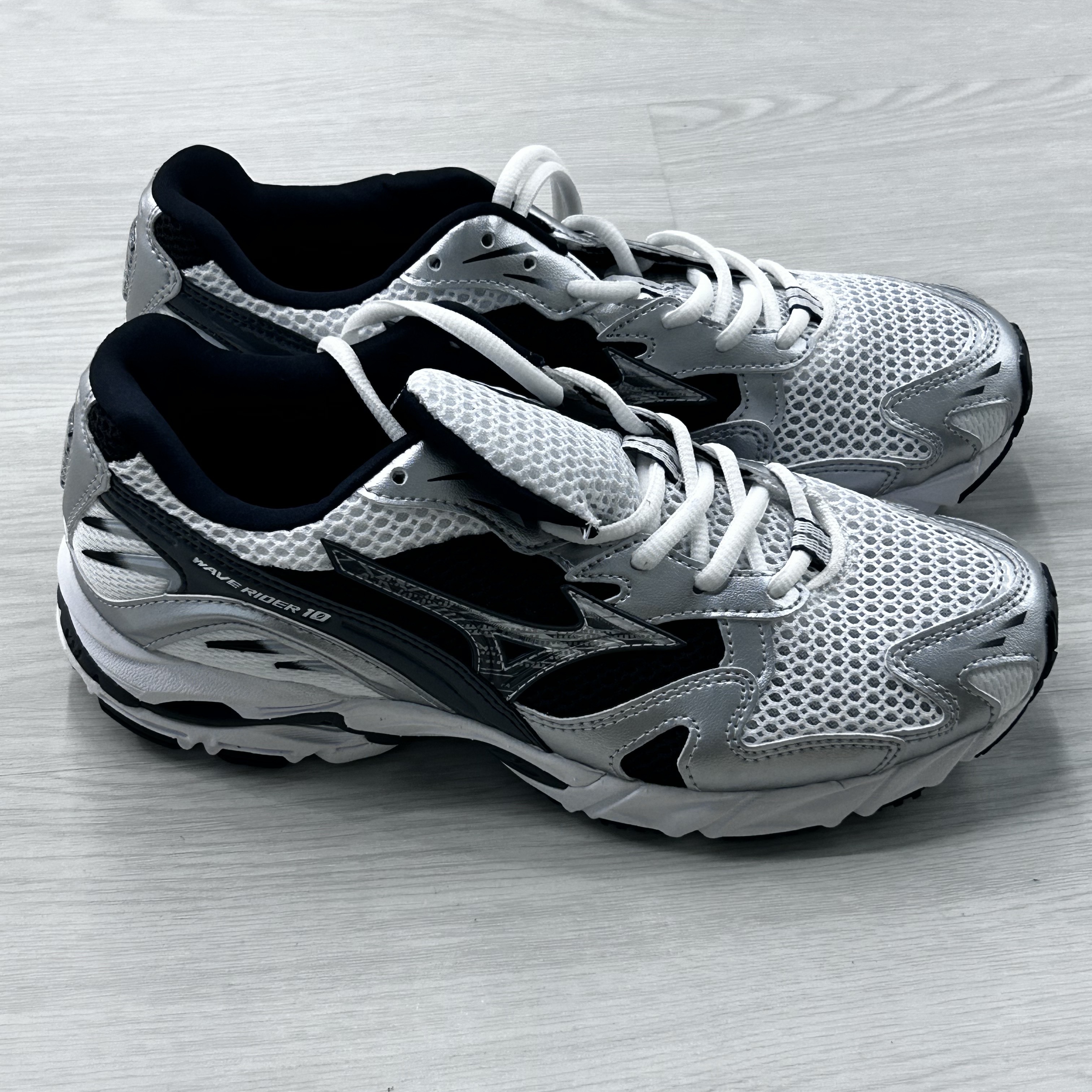 Mizuno Wave Rider 10 White Silver Black 착용 스타일