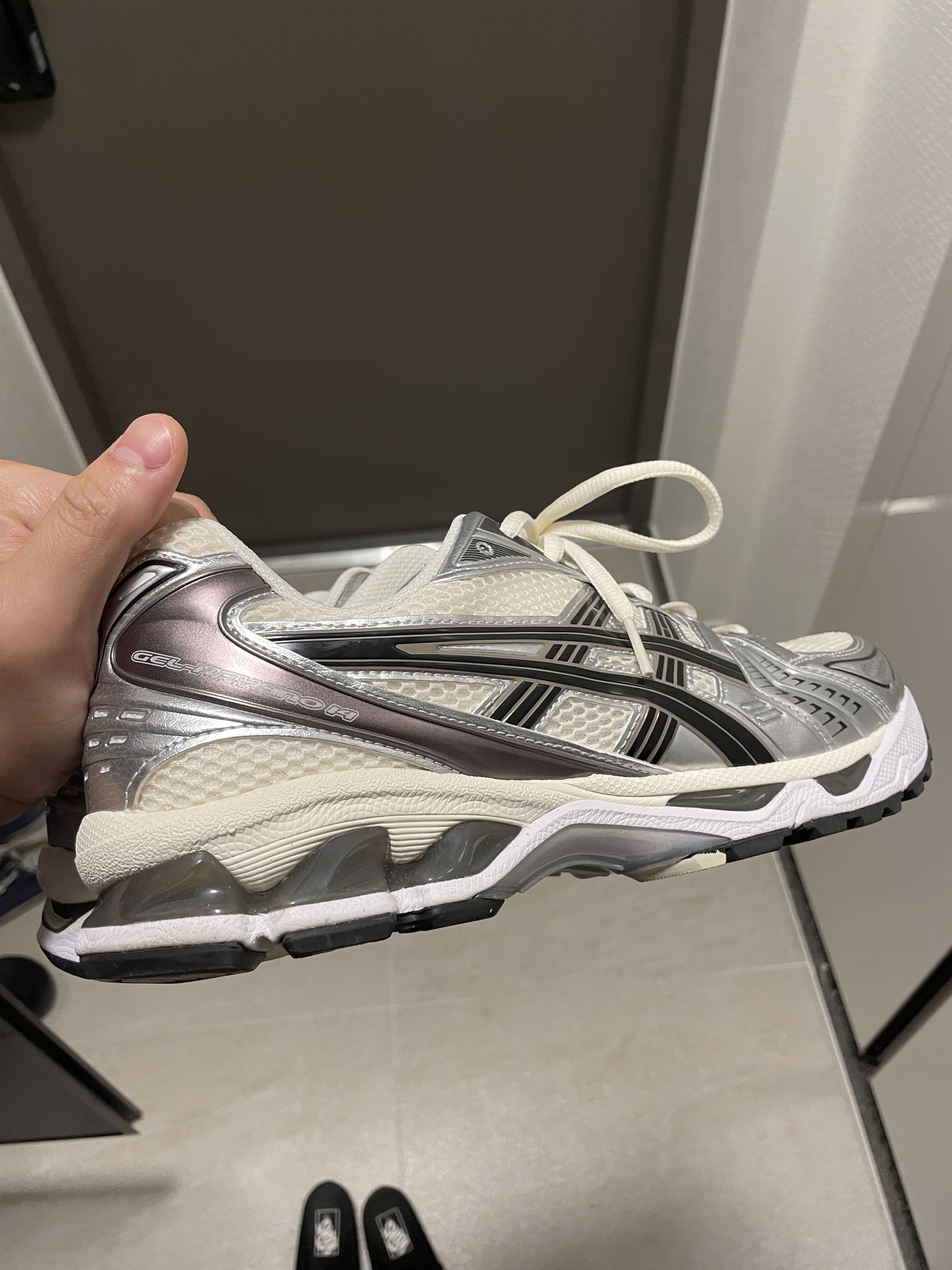 Asics Gel-Kayano 14 Cream Black 착용 스타일 - 3