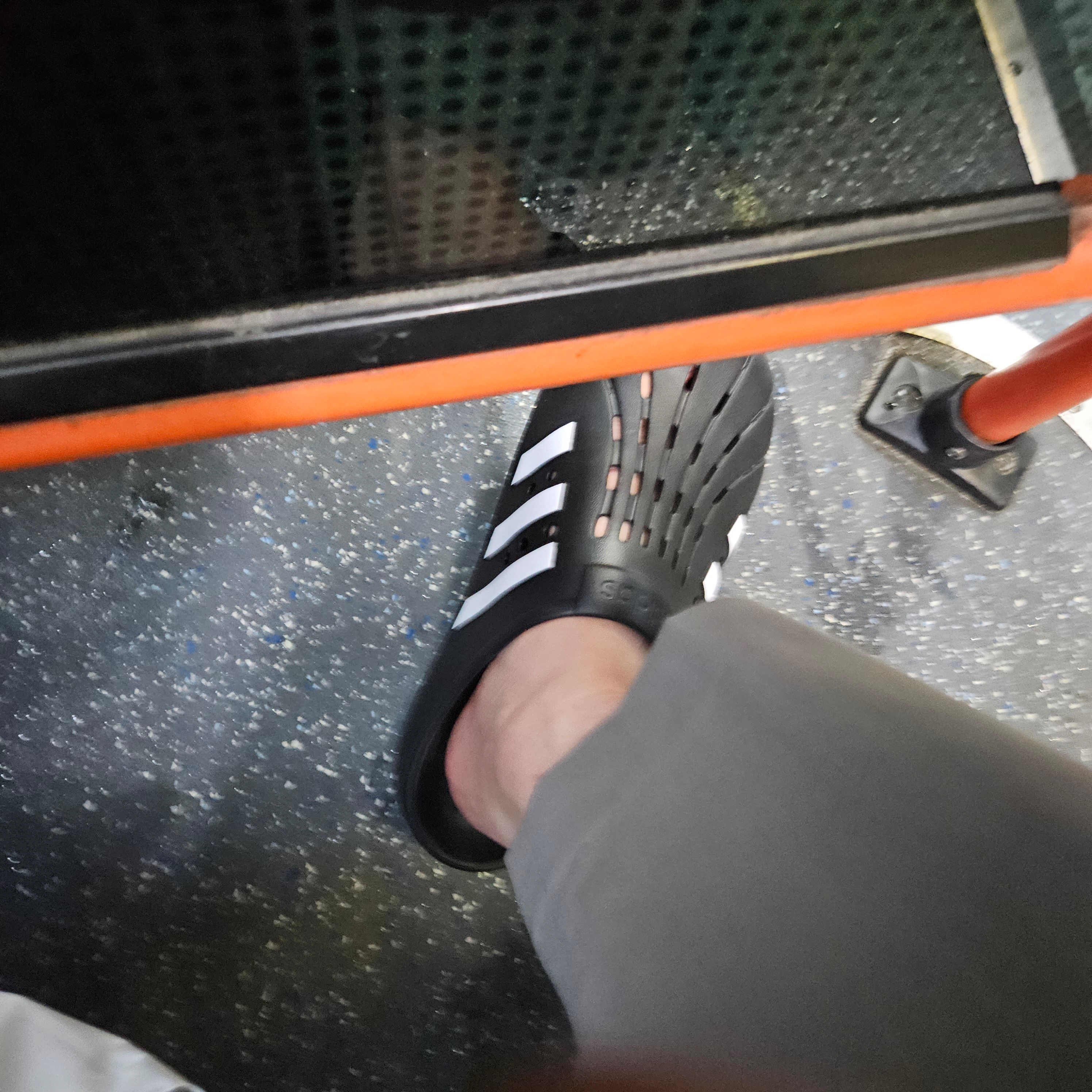 Adidas Adilette Clog Black White 착용 스타일