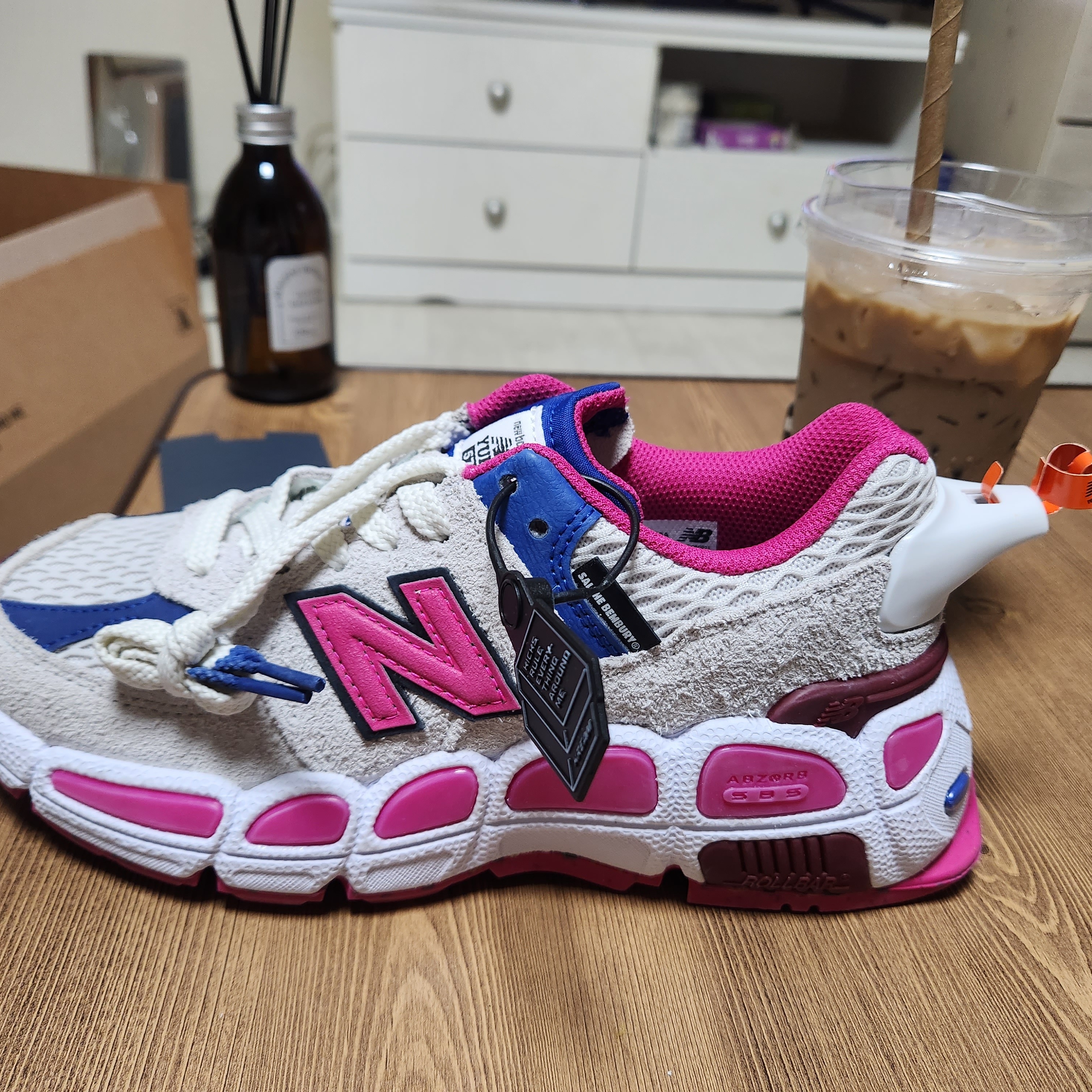 New Balance x Salehe Bembury 574 Yurt Pink Blue 착용 스타일 - 1