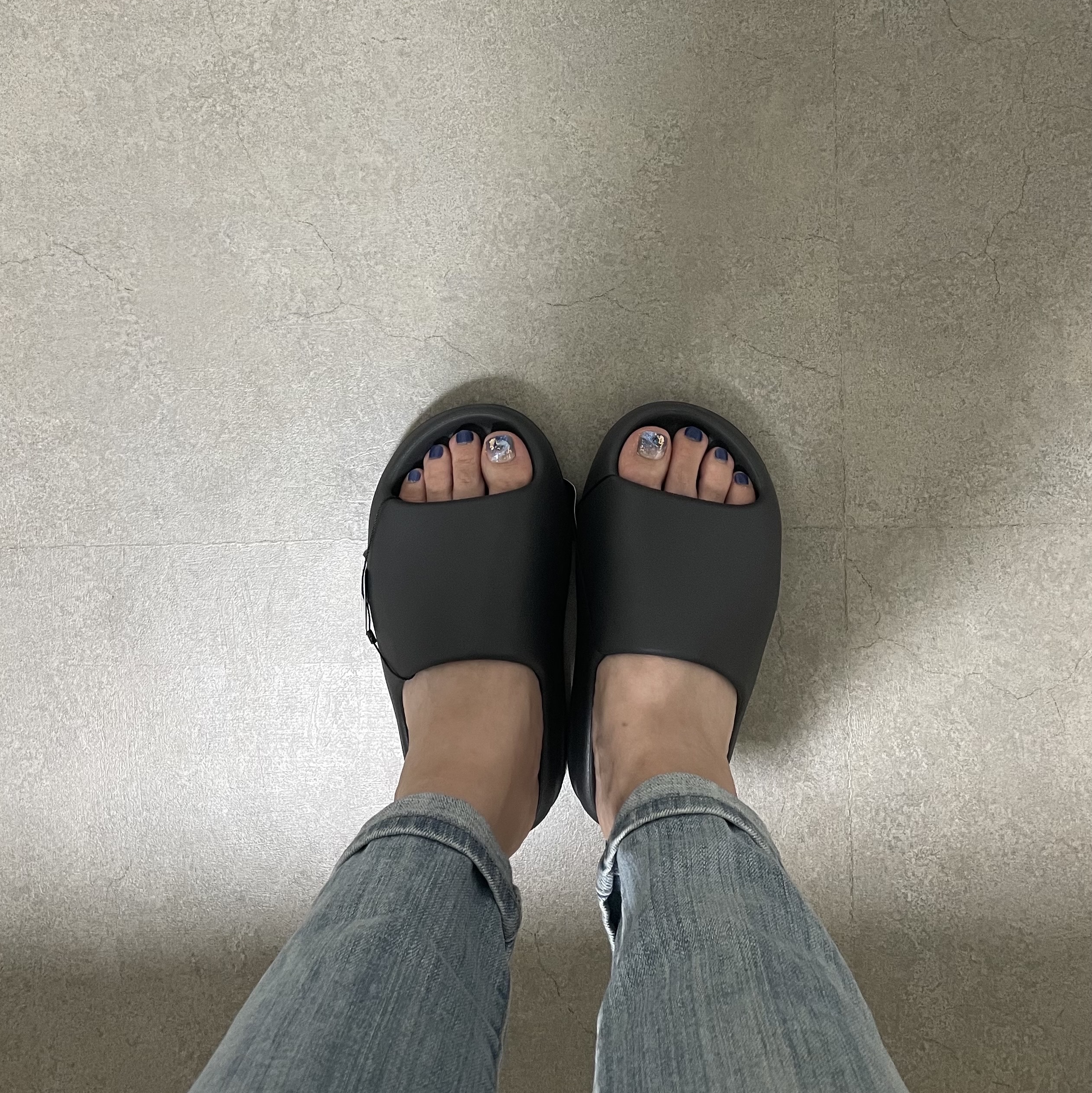 Adidas Yeezy Slide Onyx 착용 스타일 - 2