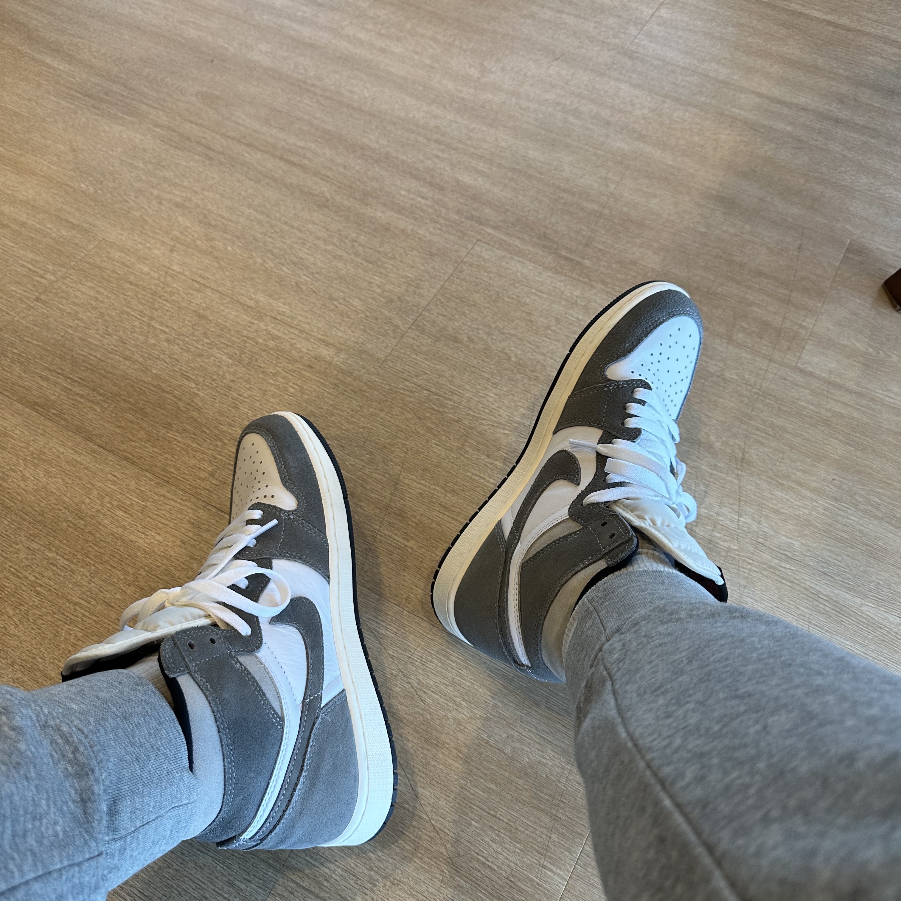 Jordan 1 Retro High OG Black and Smoke Grey 착용 스타일