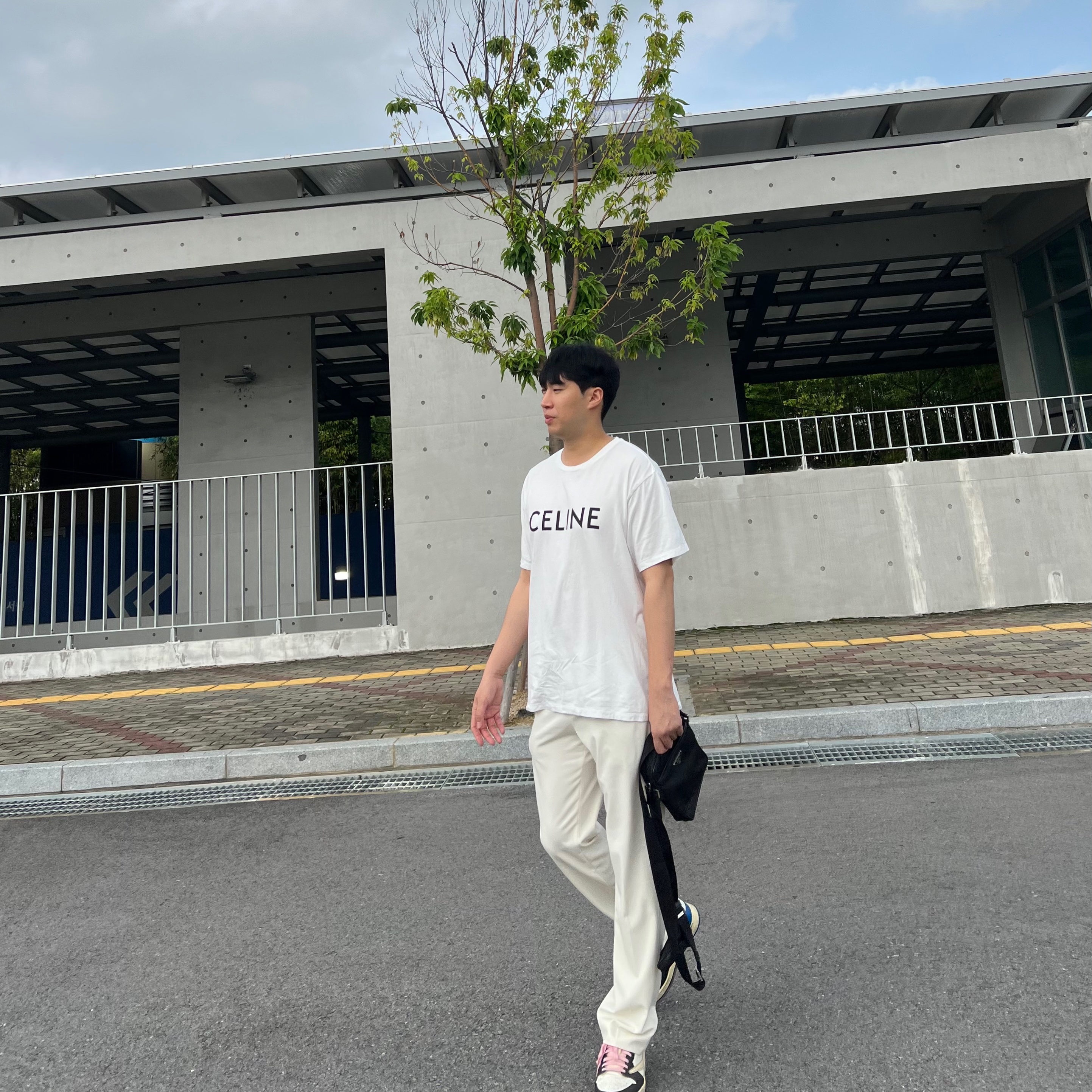 Celine Loose T-Shirt with Celine Print in Cotton Jersey Off White Black, Jordan 1 x Travis Scott x Fragment Retro Low OG SP Military Blue 착용 스타일 - 4