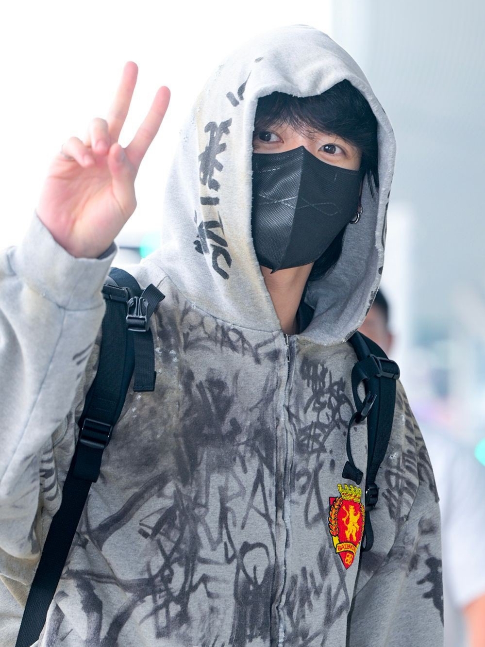 Balenciaga Skater Graffiti Zip-Up Hoodie Heather Grey 착용 스타일 - 3