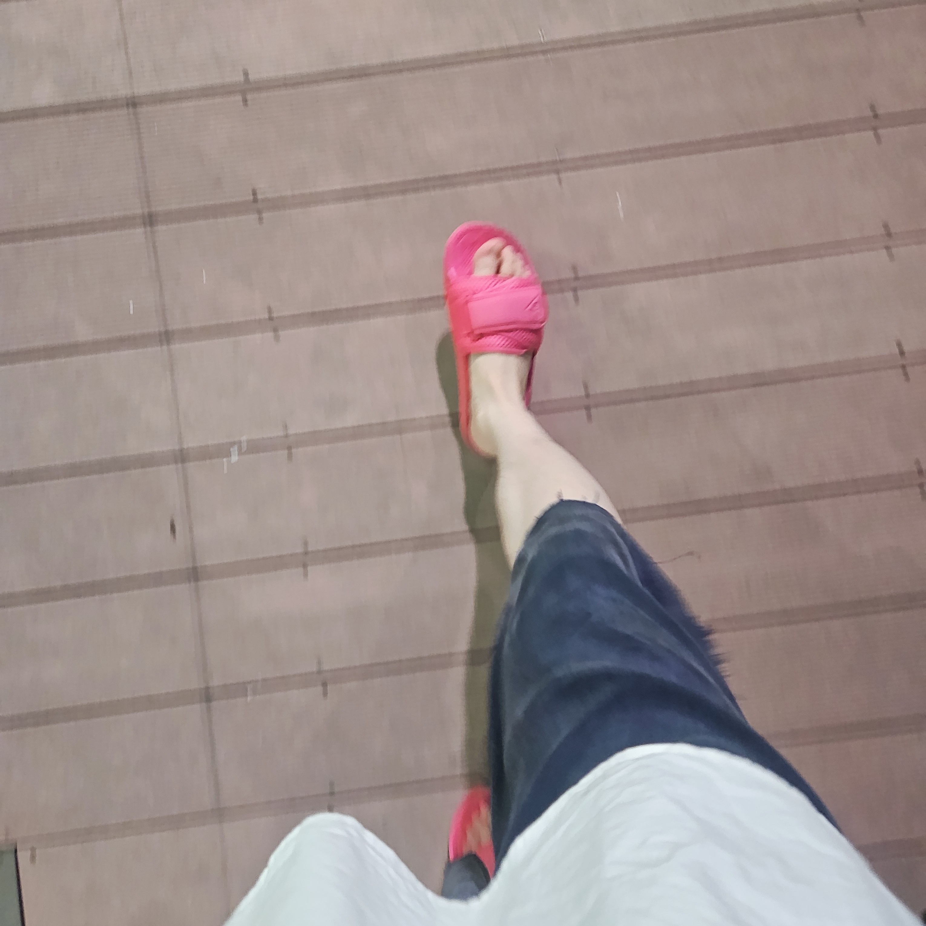 Adidas x Pharrell Williams Chancletas Hu Semi Solar Pink 착용 스타일