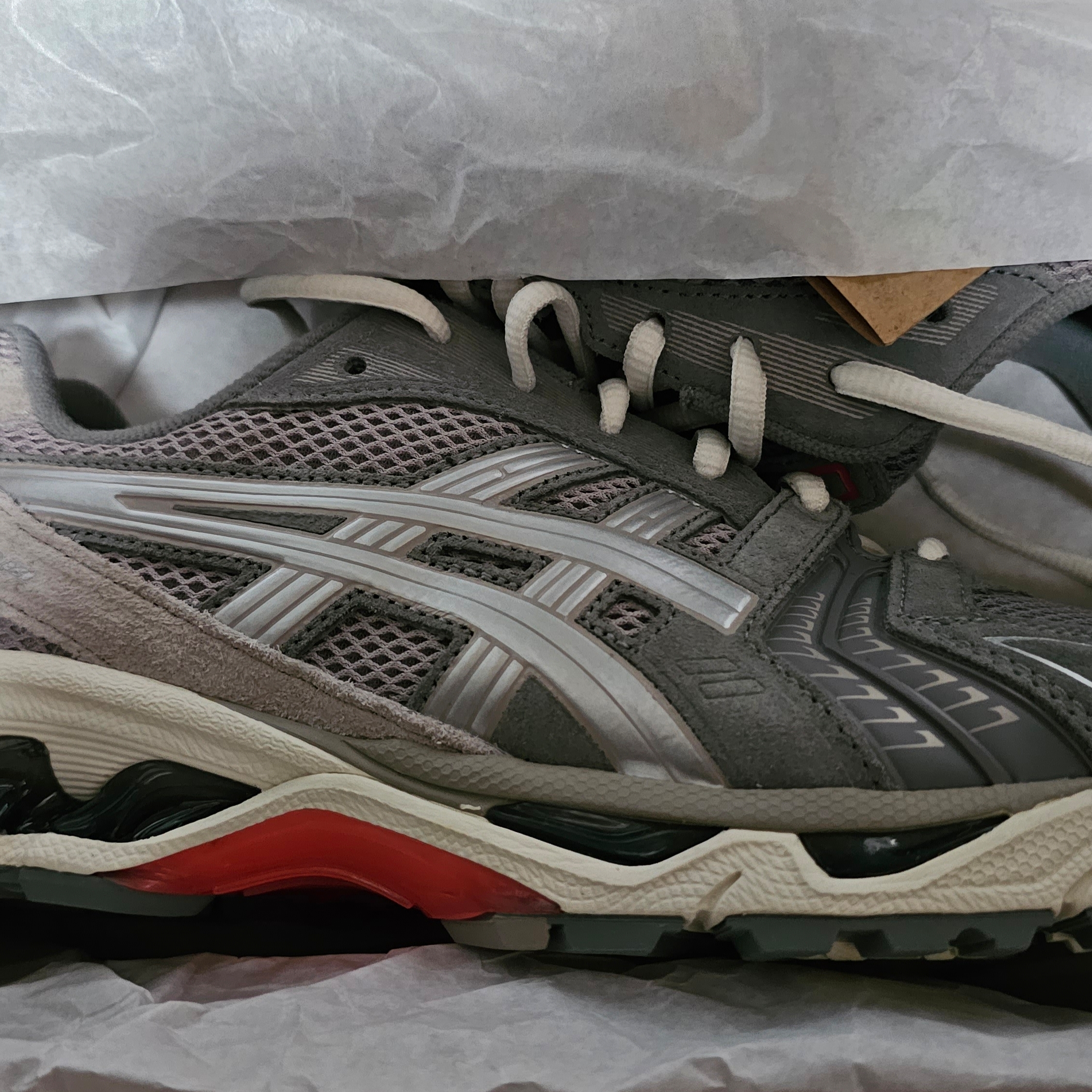 Asics Gel-Kayano 14 Clay Grey Pure Silver 착용 스타일