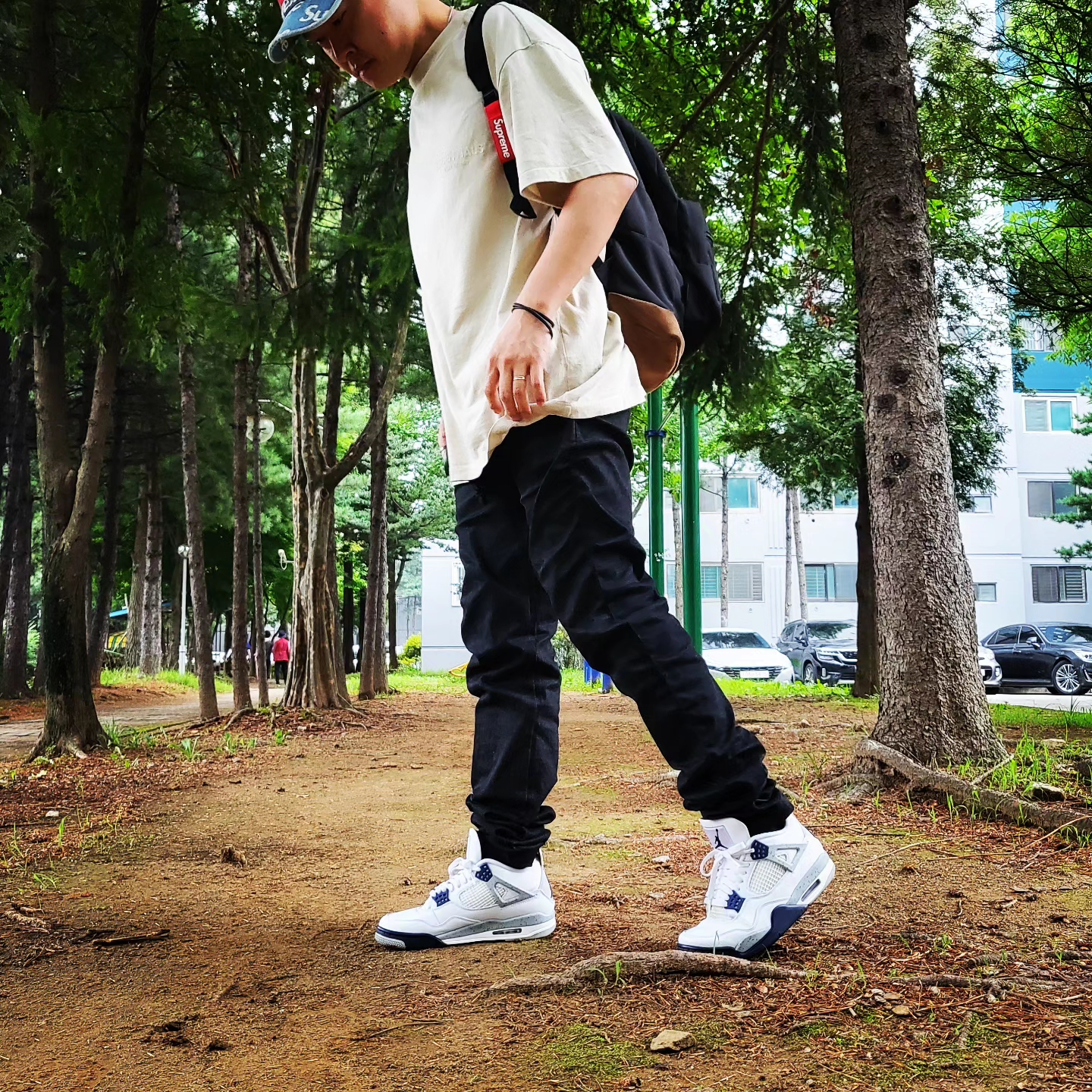 Supreme Frayed Logos Denim Camp Cap Blue - 21SS, Supreme Webbing Keychain Red - 23SS 착용 스타일 - 1