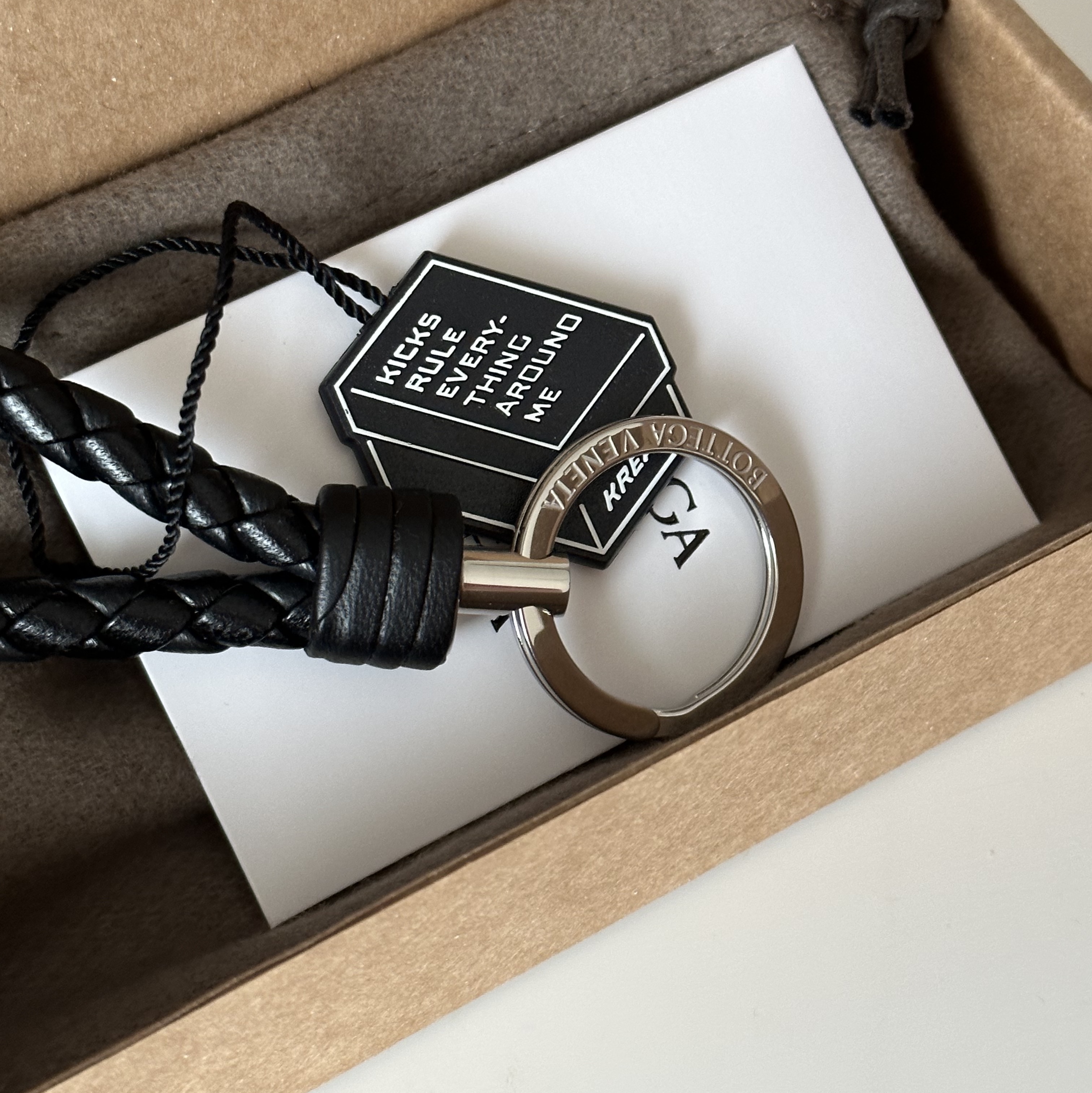 Bottega Veneta Leather Keyring Black 착용 스타일