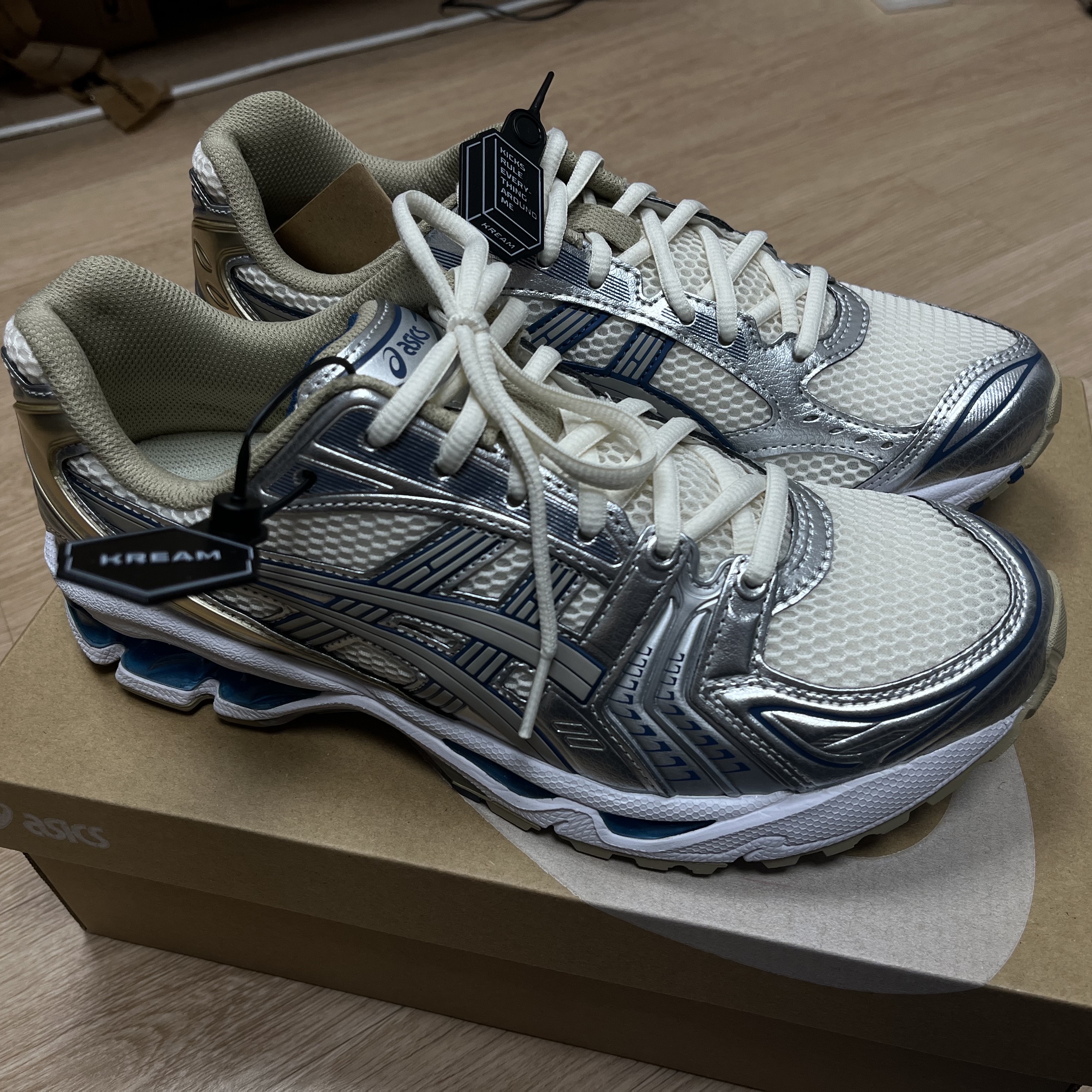 Asics Gel-Kayano 14 Cream Pure Silver 착용 스타일 - 1