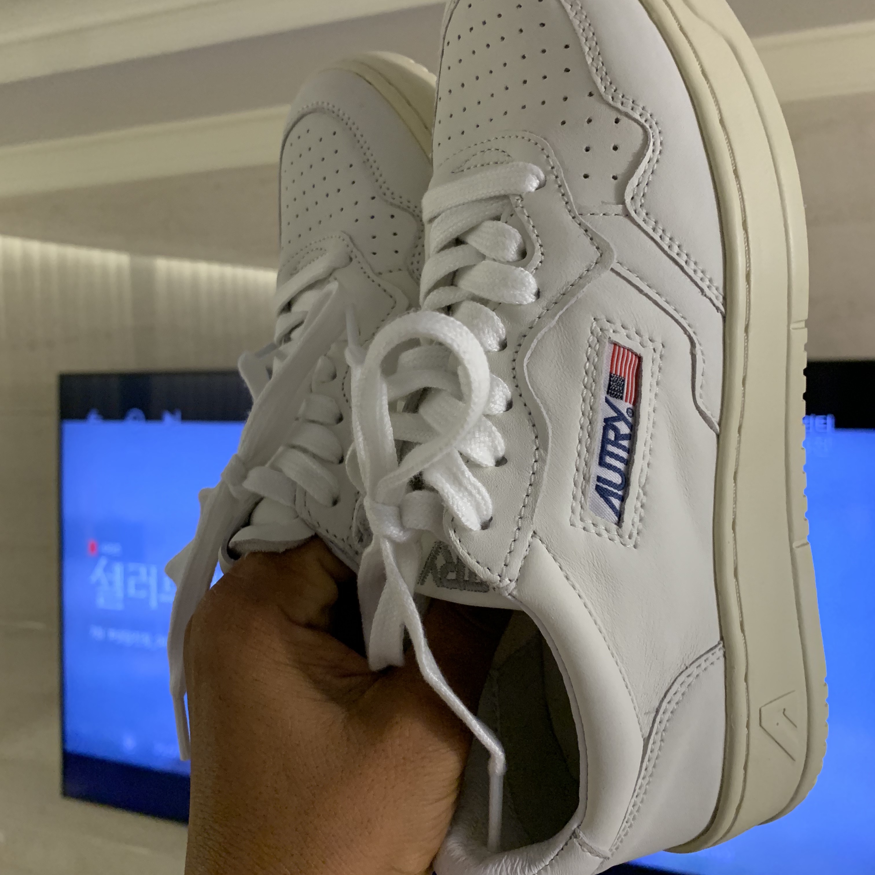 (W) Autry Medalist Low Goatskin Sneakers White 착용 스타일