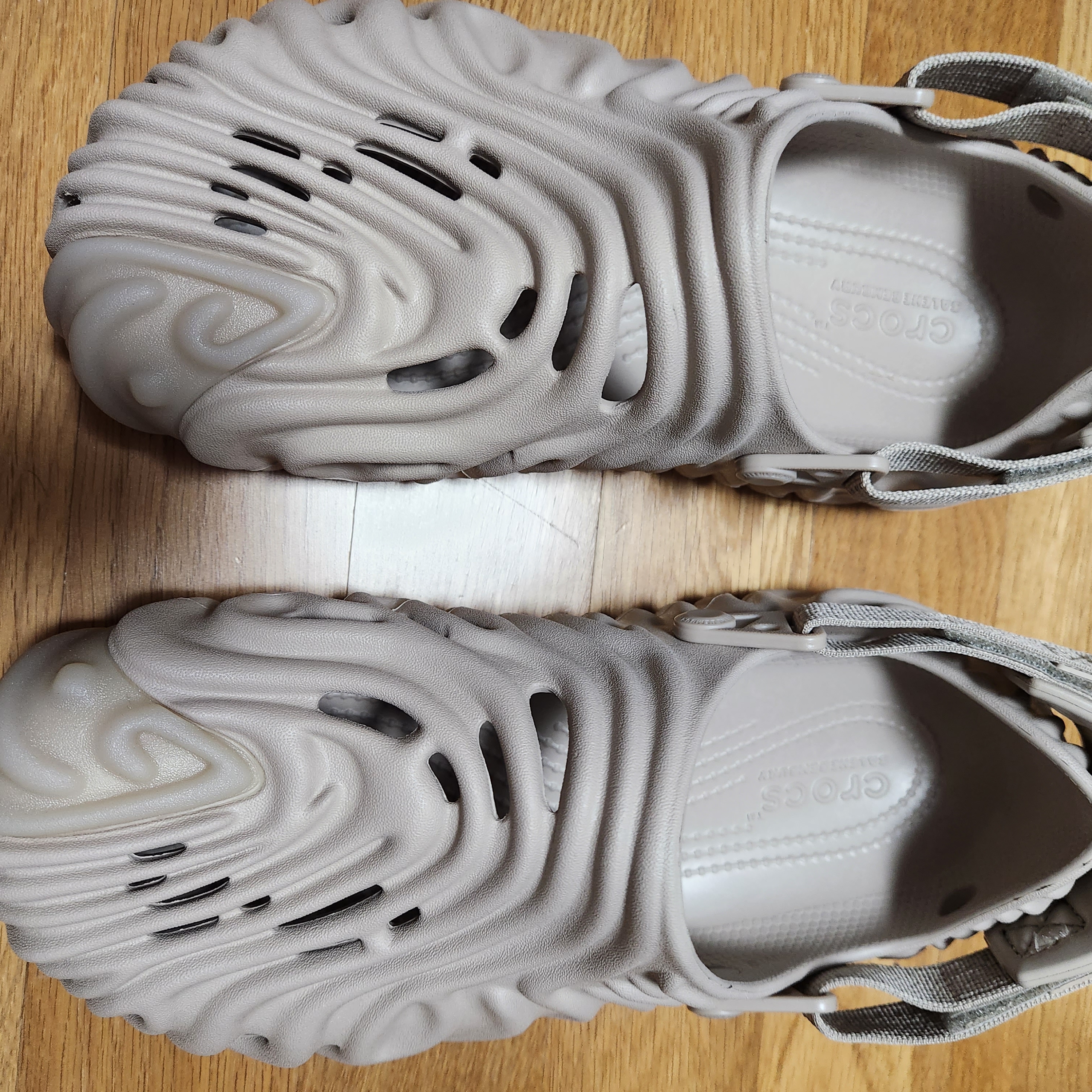 Crocs x Salehe Bembury Pollex Clog Horchata 착용 스타일