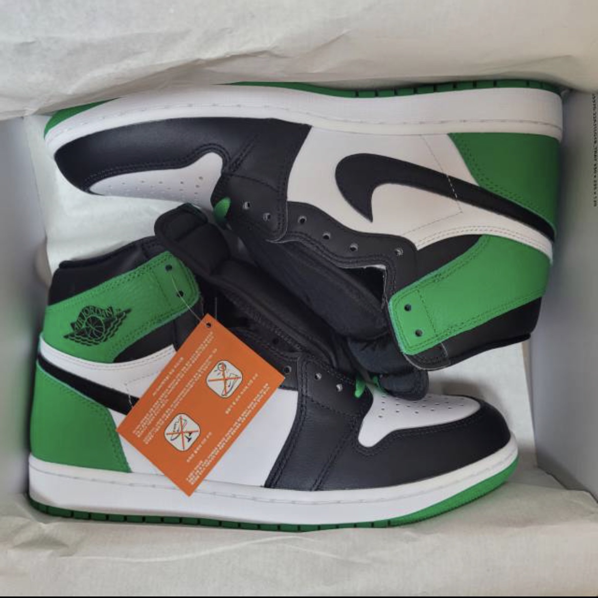 Jordan 1 Retro High OG Black and Lucky Green 착용 스타일