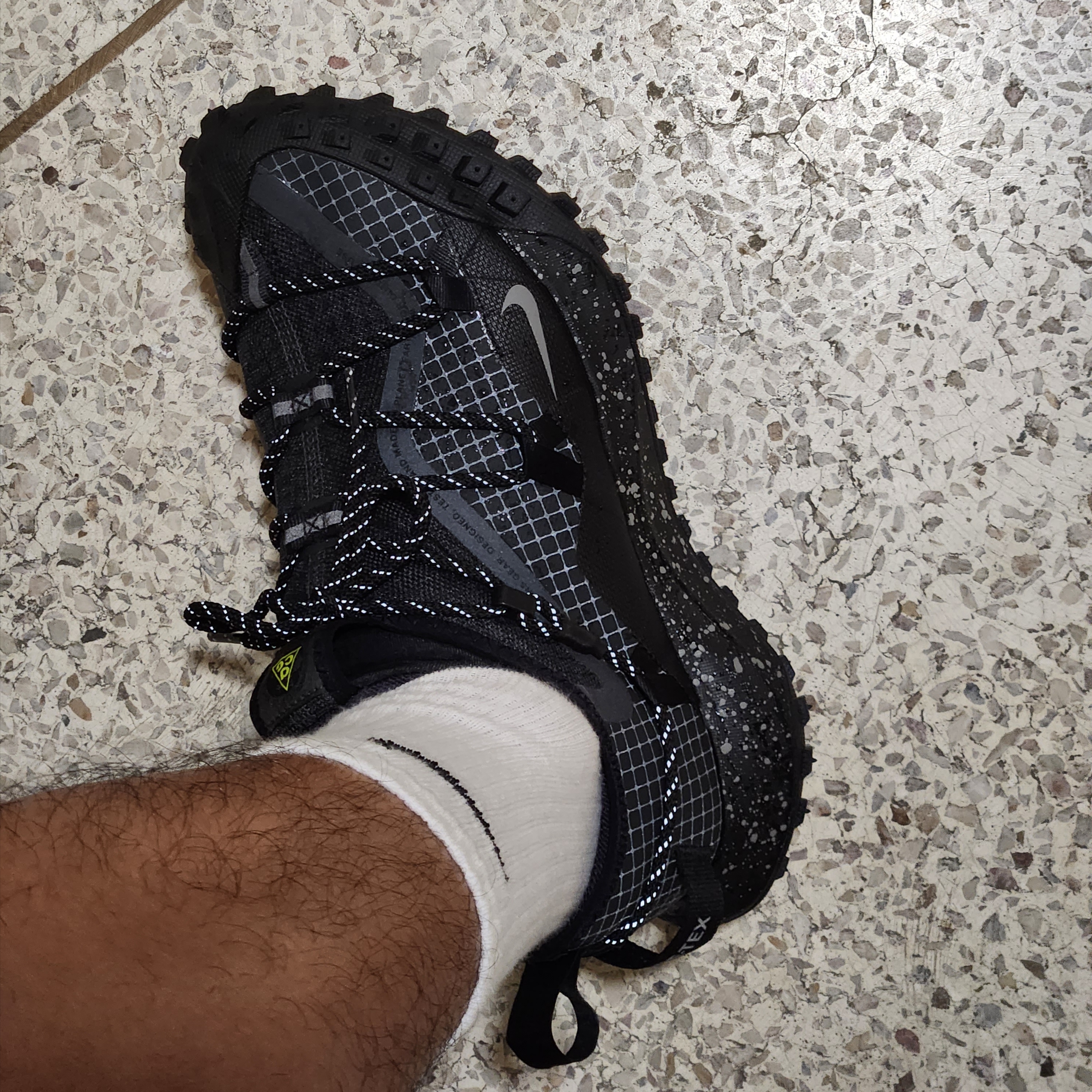 Nike ACG Mountain Fly Low Gore-Tex SE Dark Smoke Grey 착용 스타일