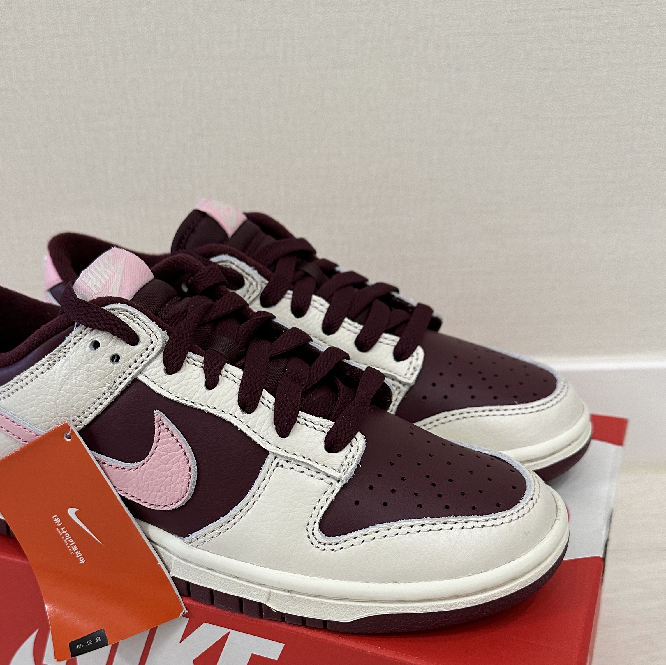 NIke Dunk Low Retro Night Maroon and Medium Soft Pink 착용 스타일