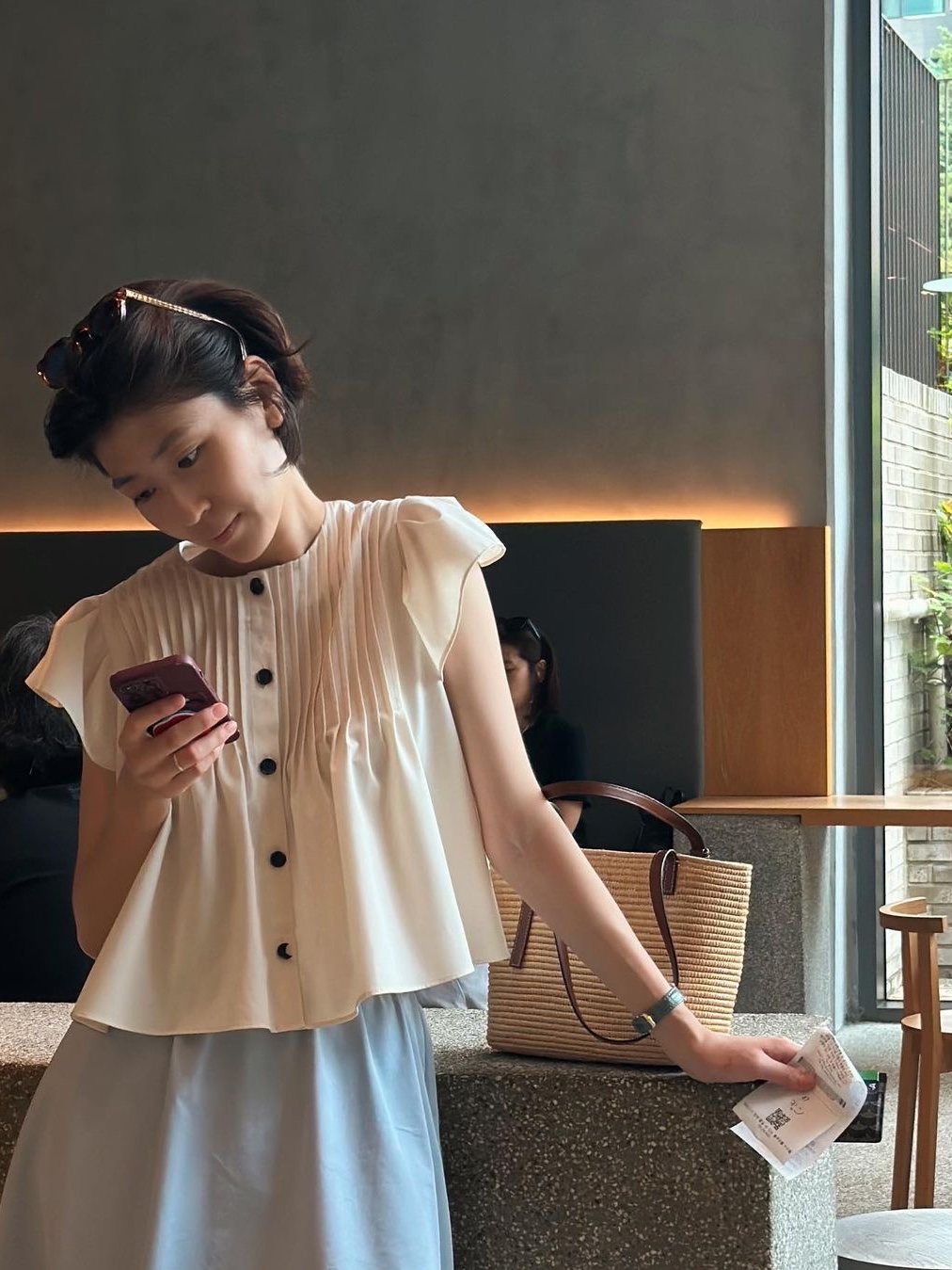 Kindersalmon Women Pintucked Ruffle-sleeve Blouse Cream 착용 스타일