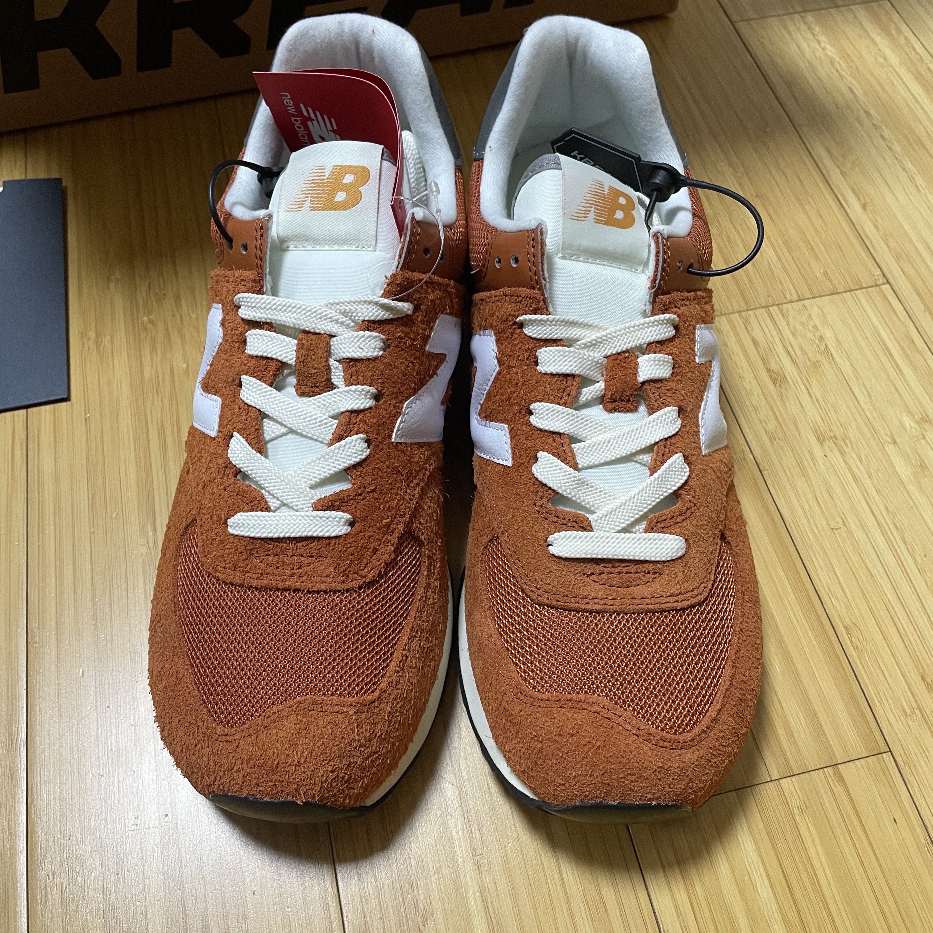 New Balance 574 Heritage Orange Burst White 착용 스타일