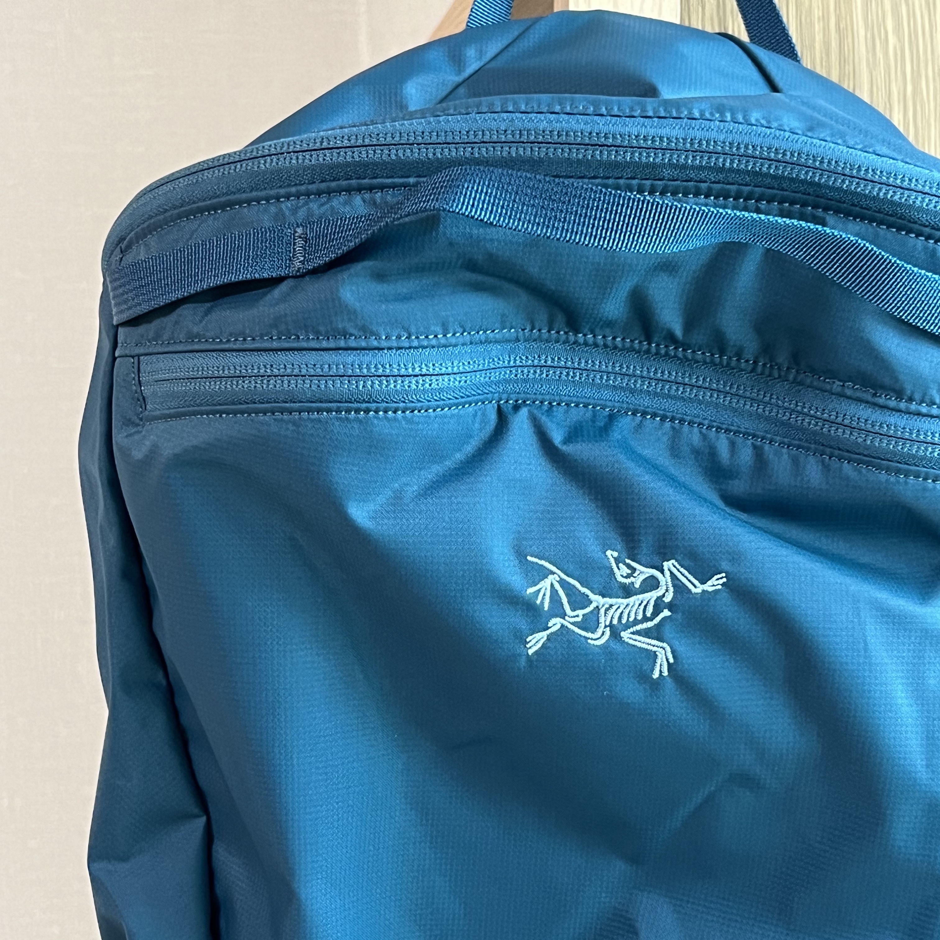 Arc'teryx Heliad 15 Backpack Serene 착용 스타일