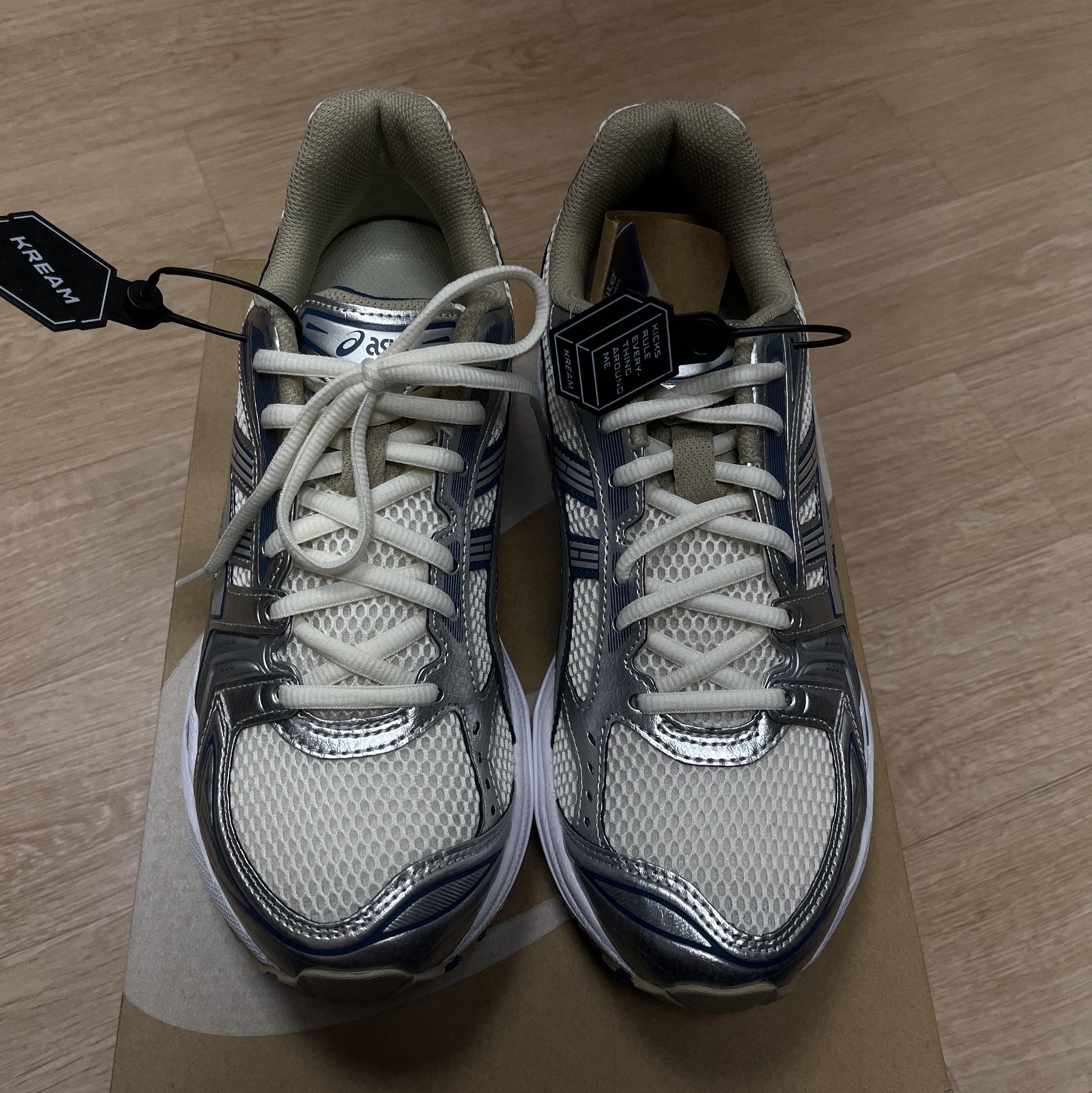 Asics Gel-Kayano 14 Cream Pure Silver 착용 스타일 - 3