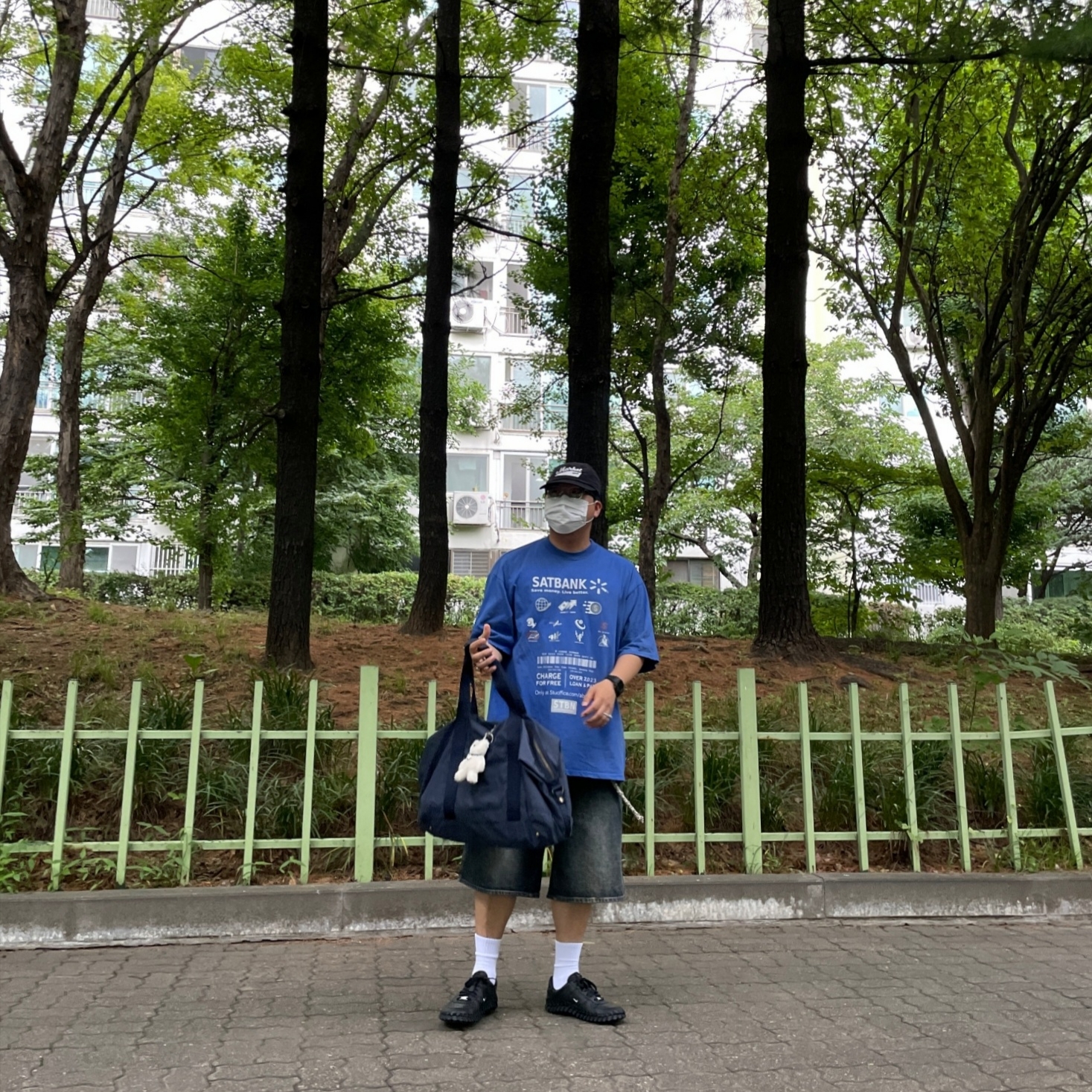 [KREAM 단독] STU Spray Bank Printing T-Shirt Blue, Nike x Jacquemus J Force 1 Low LX SP Black 착용 스타일