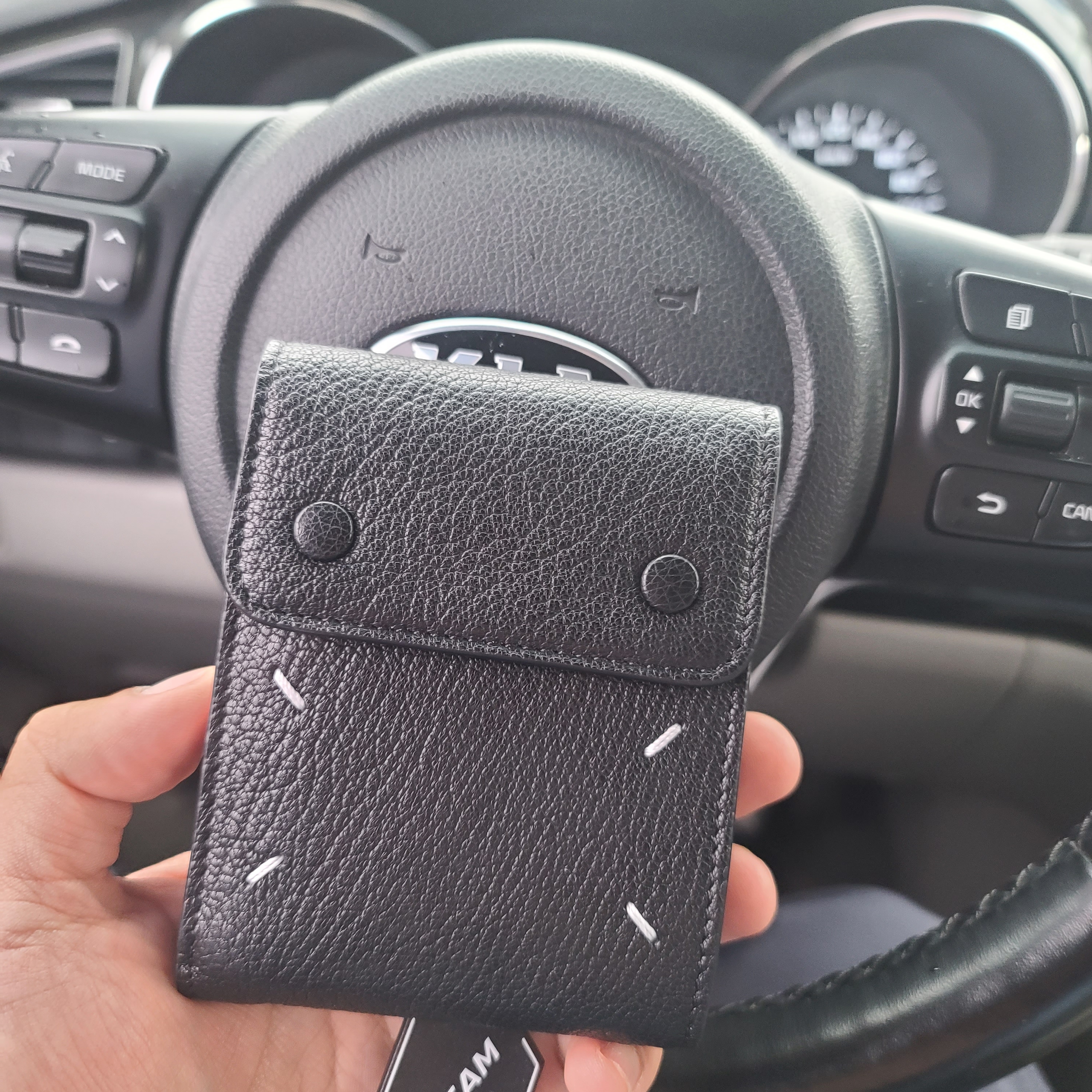 Maison Margiela Snap Closure Bi-Fold Wallet Black 착용 스타일