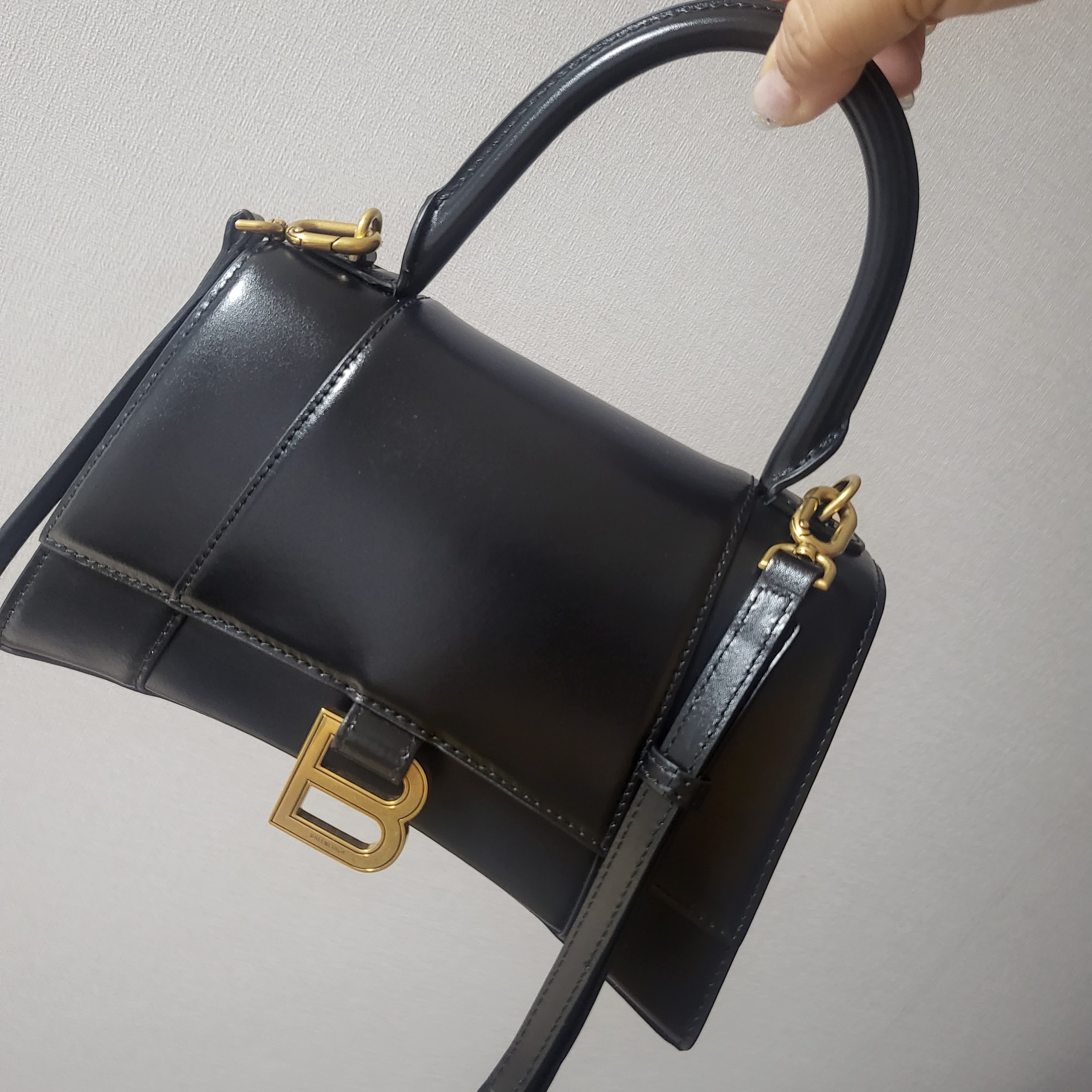 Balenciaga Hourglass Small Handbag in Shiny Box Calfskin Black 착용 스타일